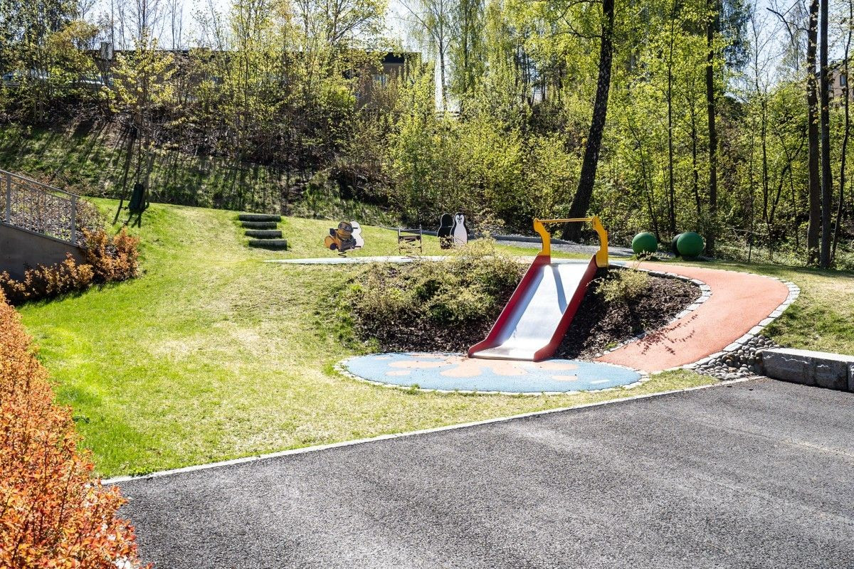 Lekeplass som ligger ved leiligheten. (selgers bilde) Galleribilde