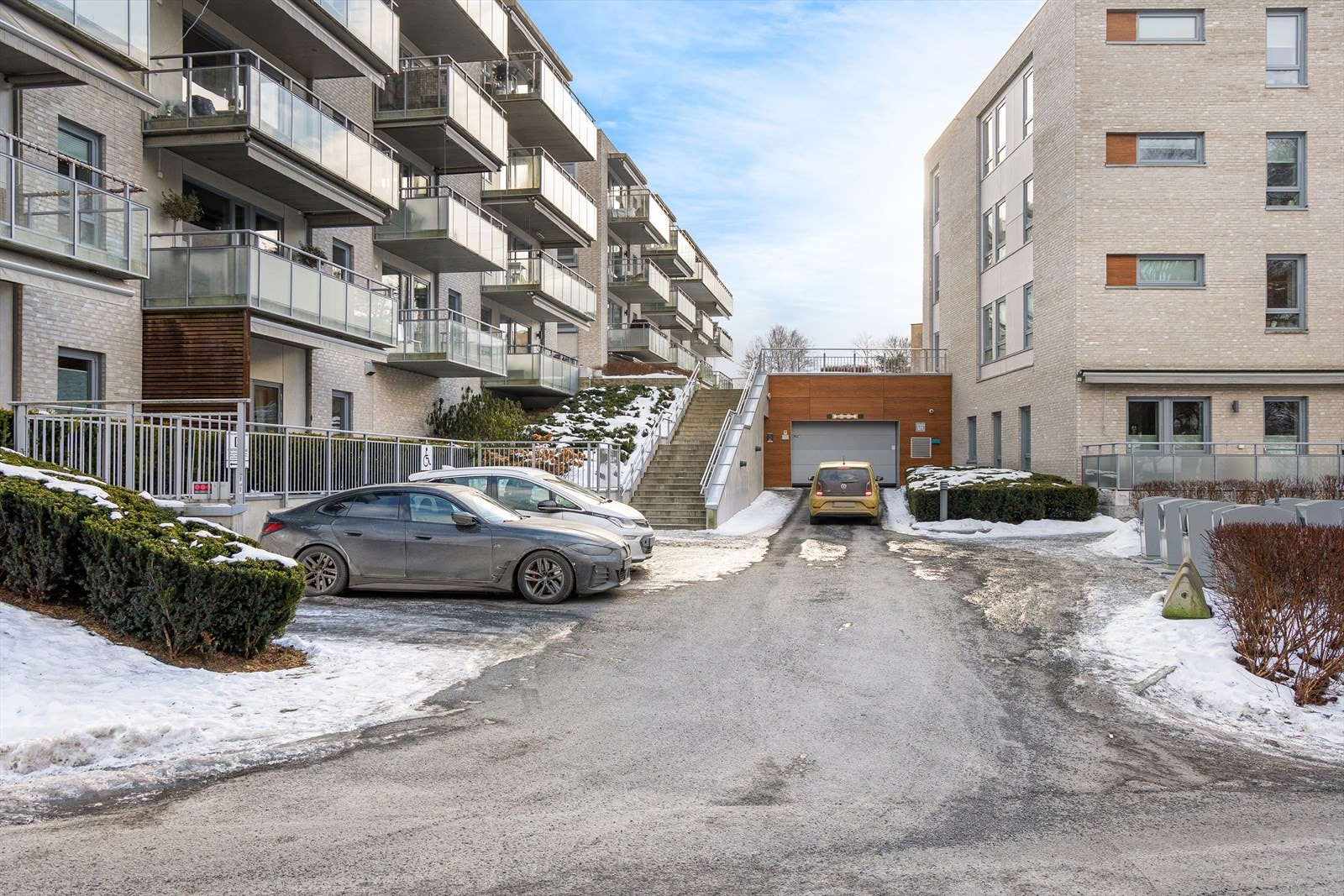 Sameiet har flere gjesteparkeringer. Det er ellers mulighet for gateparkering. Galleribilde