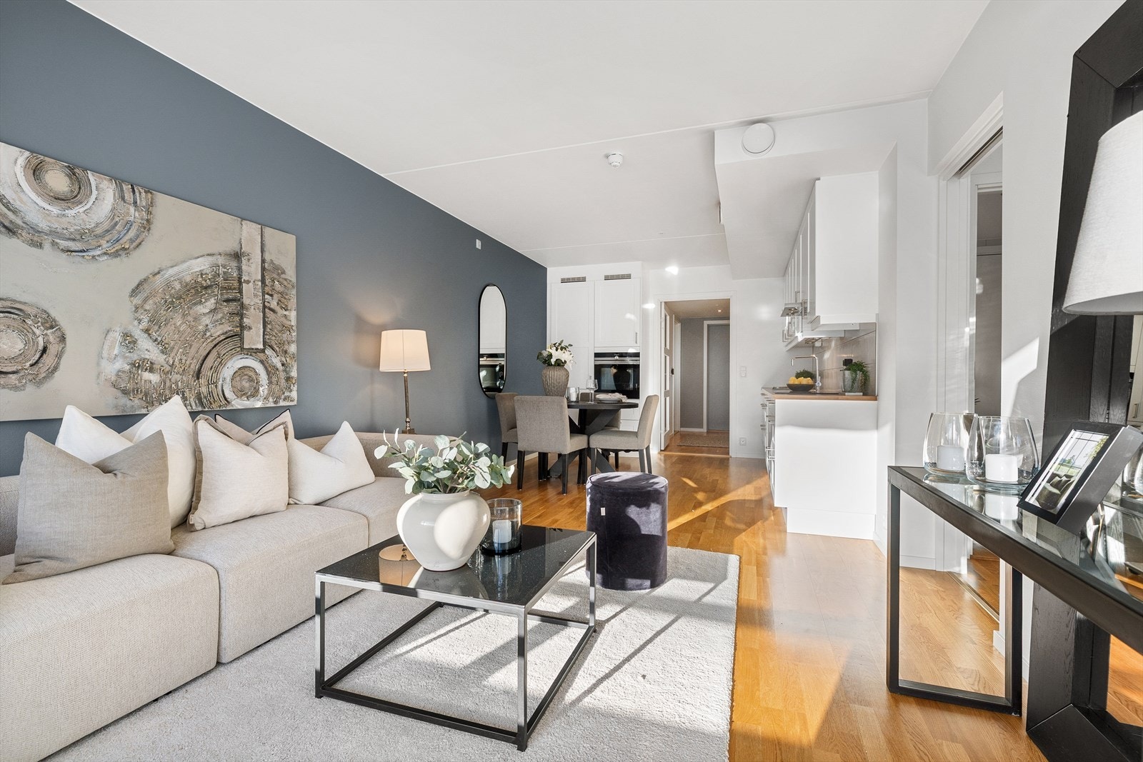 Dette er et optimalt førstegangskjøp for deg som ønsker å bo i et hyggelig bomiljø i god nærhet til flere hyggelige handelssentrum. Galleribilde