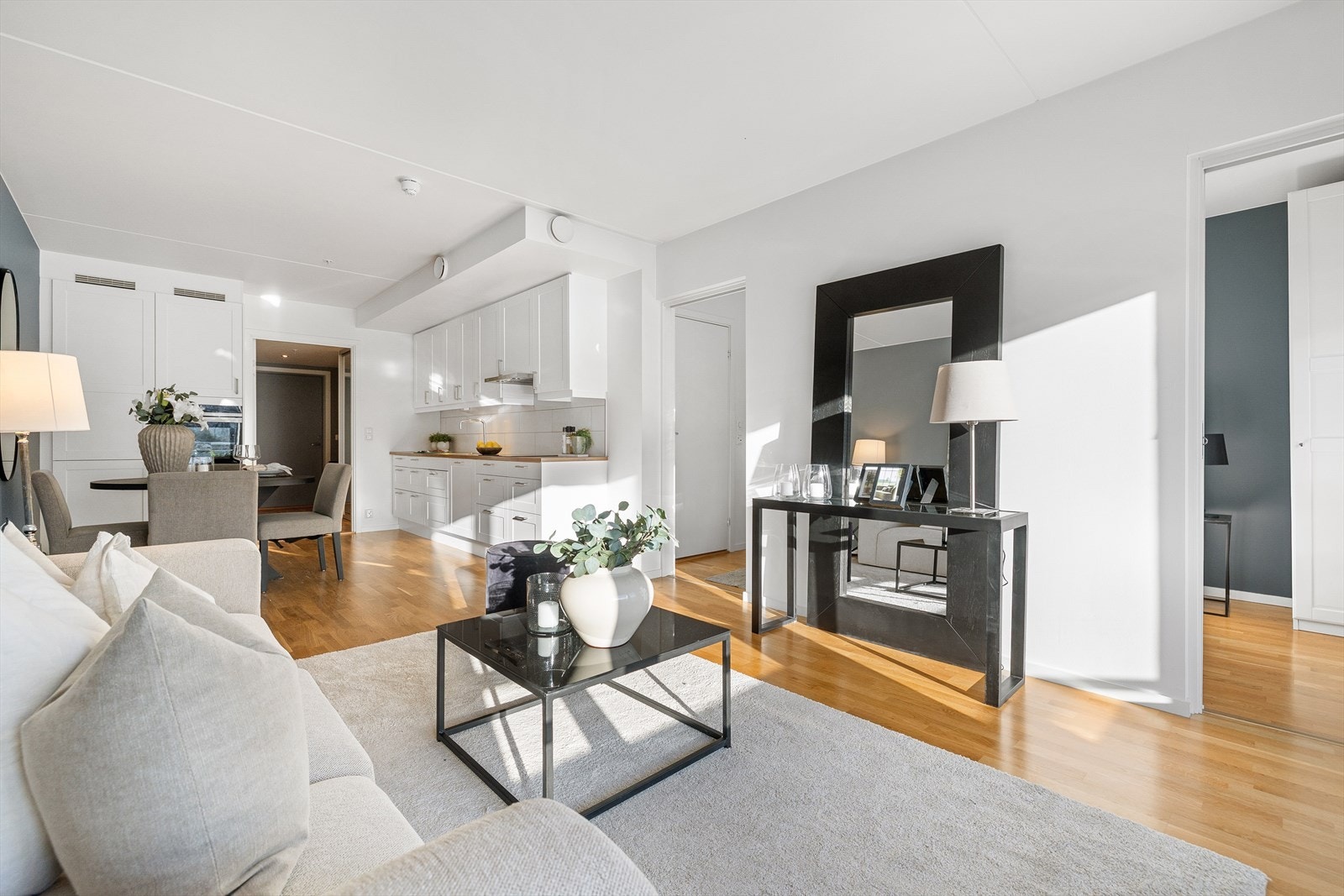 Soverommet har en smart og plassbesparende løsning med to skyvedører på hver side av sengen. Galleribilde