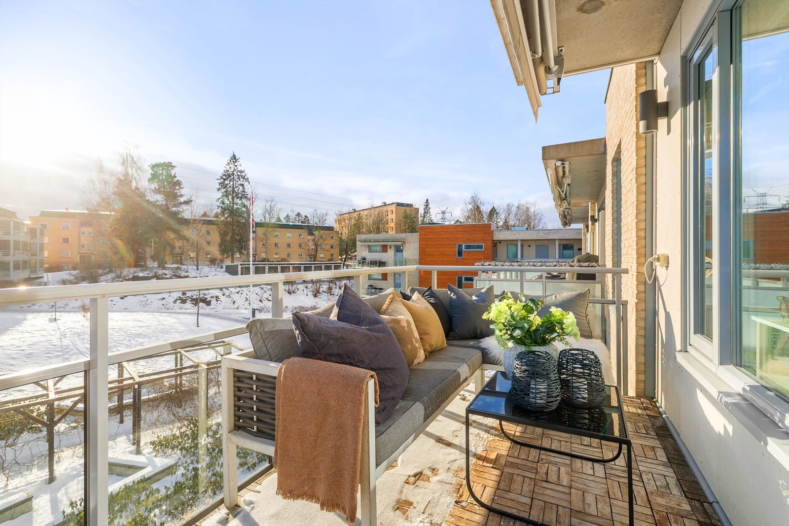 Dette er en praktisk og innholdsrik 2-roms toppleilighet fra 2017 med en gjennomgående god standard. Leiligheten har en god intern beliggenhet på feltet med fritt utsyn og optimal plassering med gode solforhold. Galleribilde