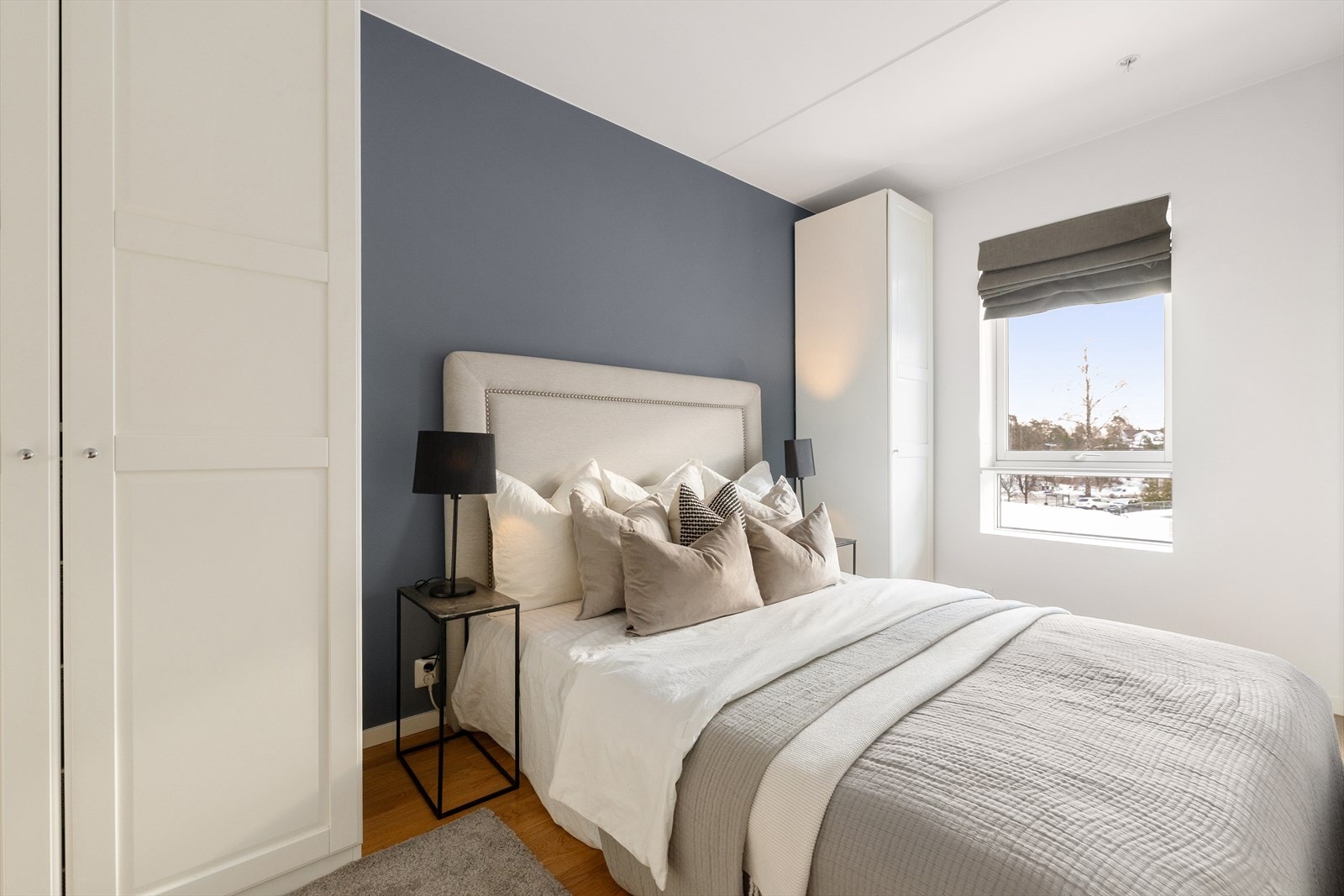 Her har man plass til en dobbeltseng med tilhørende nattbord samt garderobeskap på hver side. Galleribilde