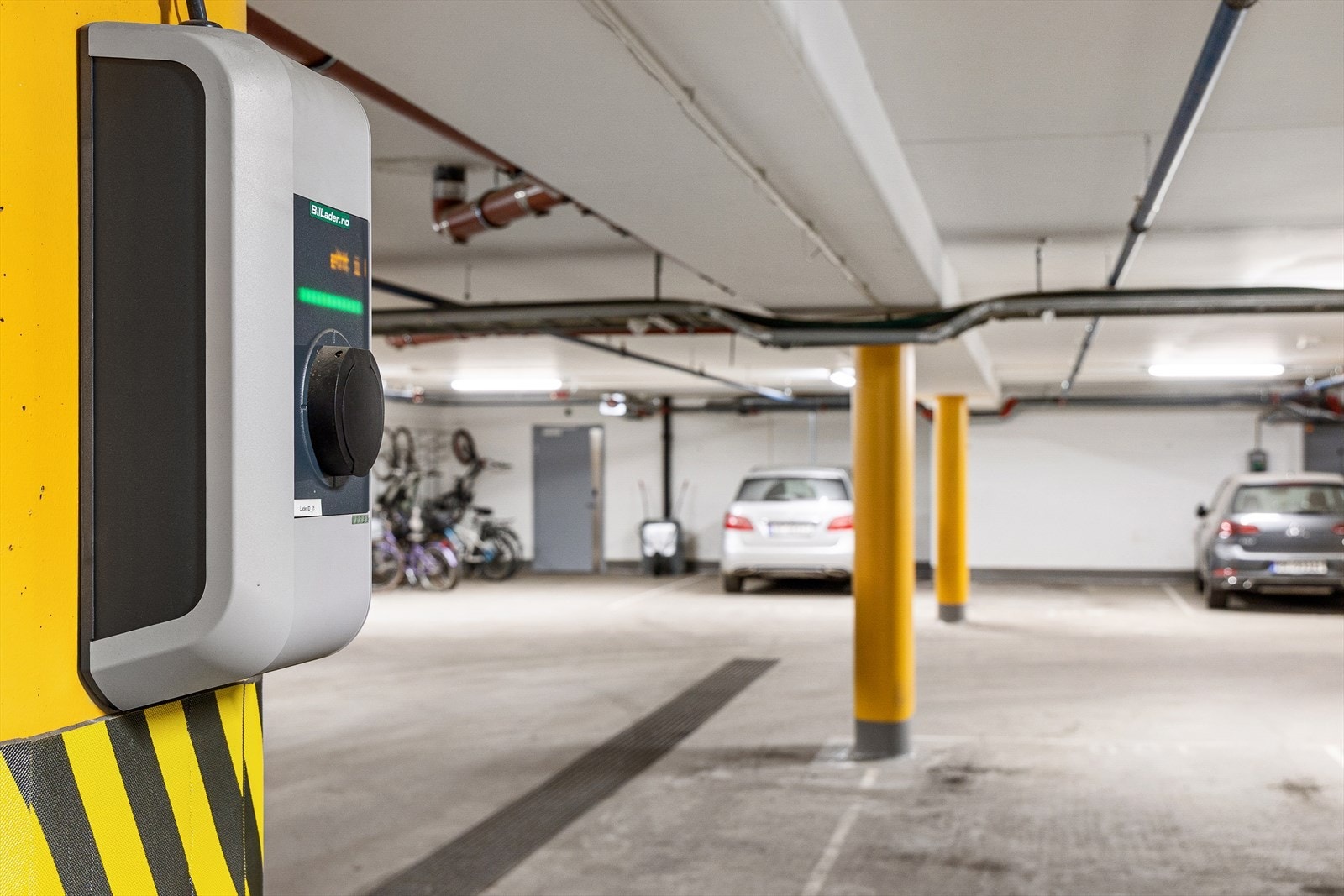 På garasjeplassen er det montert el-billader. Galleribilde