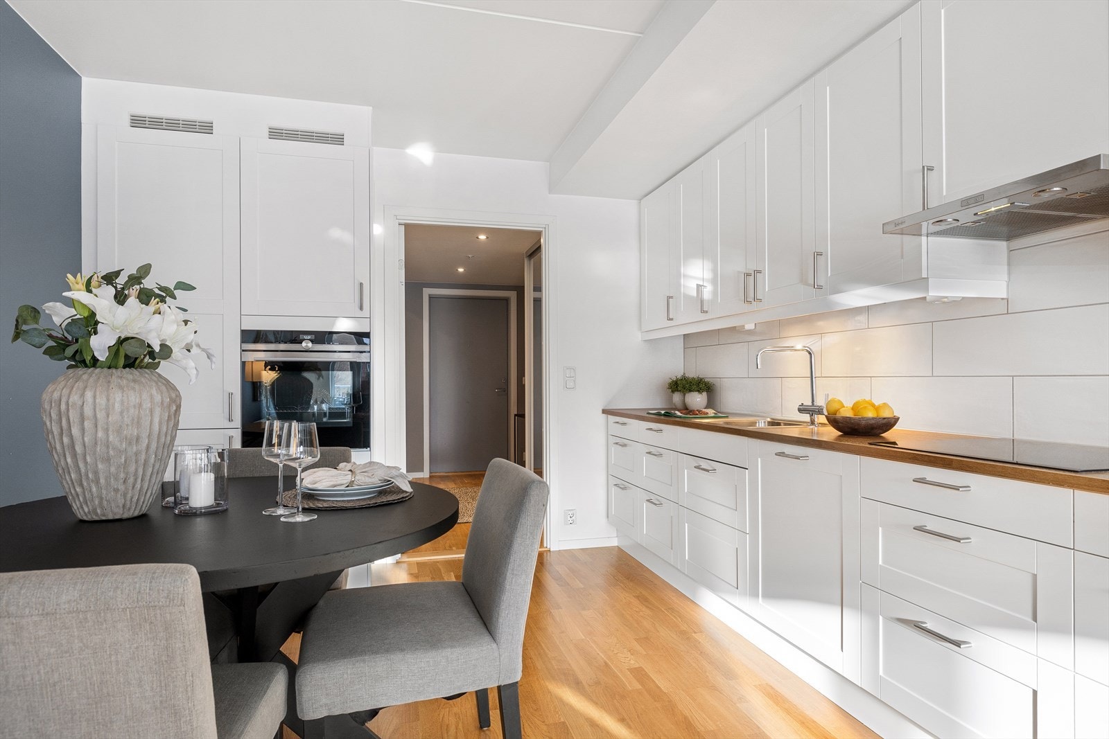 Lys og luftig kjøkken fra 2017 med kjøkkeninnredning fra Marbodal. Kjøkkenet har rikelig med skap- og benkeplass og byr derfor på svært gode oppbevaringsmuligheter. Galleribilde