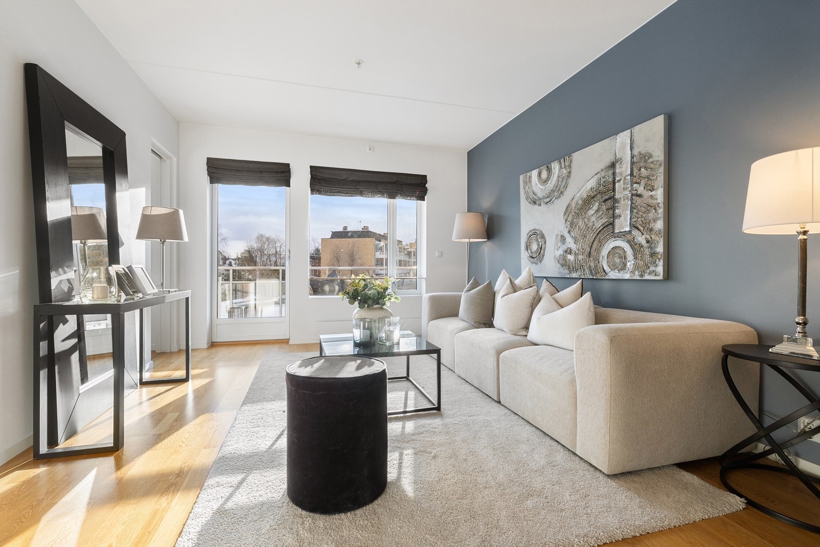 Lys stue med store vindusflater som slipper inn rikt med lys inn i boligen. Her kan man innrede med en romslig sofagruppe med tilhørende møblement. Galleribilde