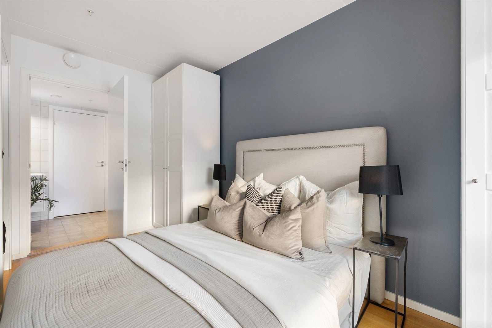 Innenfor soverommet ligger badet og vaskerommet. Galleribilde