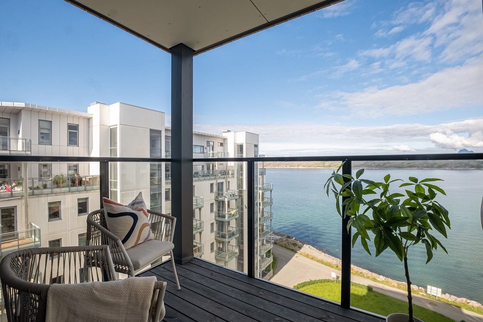 Balkongen er overbygd - så her kan man nyte flott utsikt i "all slags vær"! Galleribilde