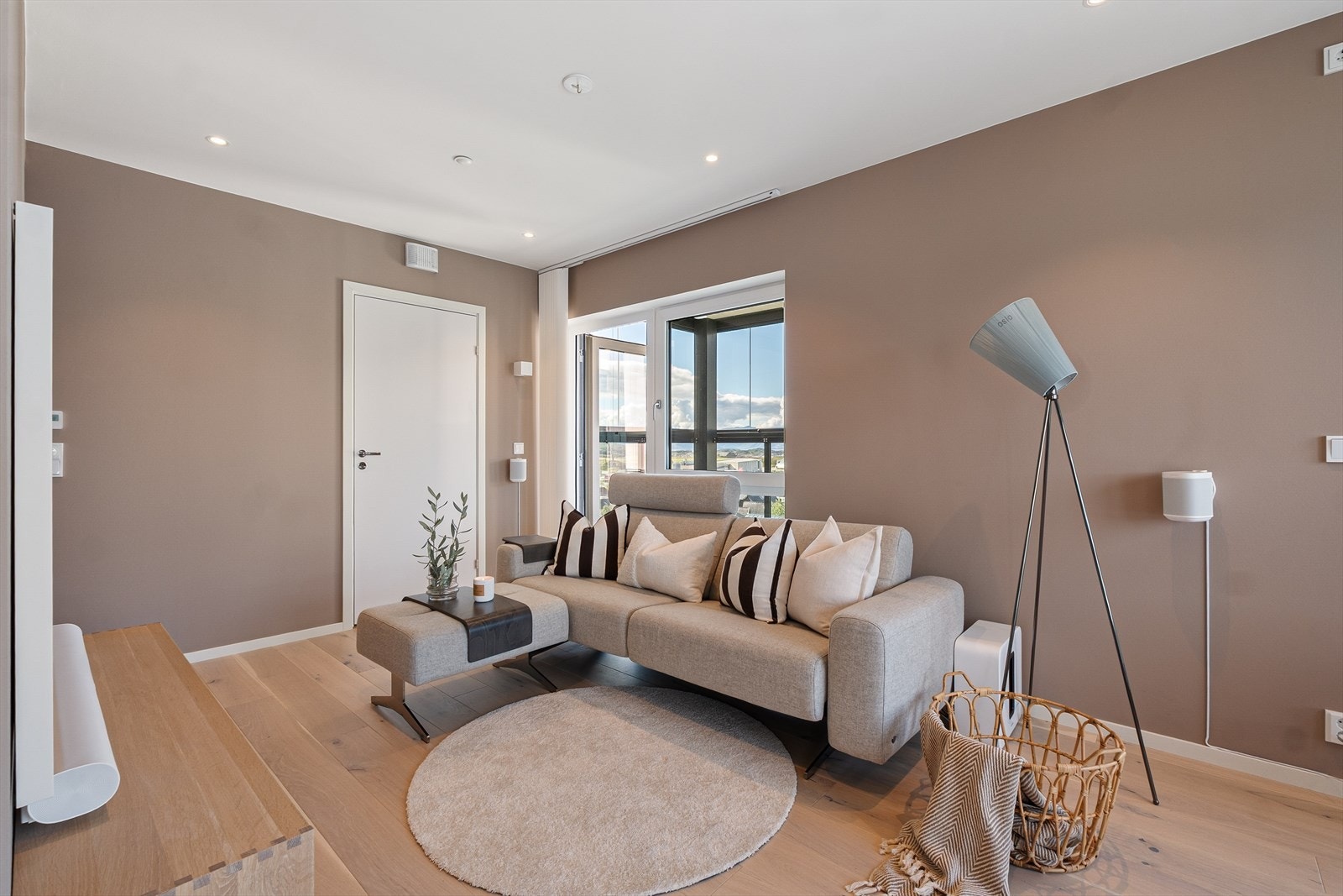 Leiligheten ligger i byggets 5. etasje og holder en gjennomgående og stilfull standard! Galleribilde