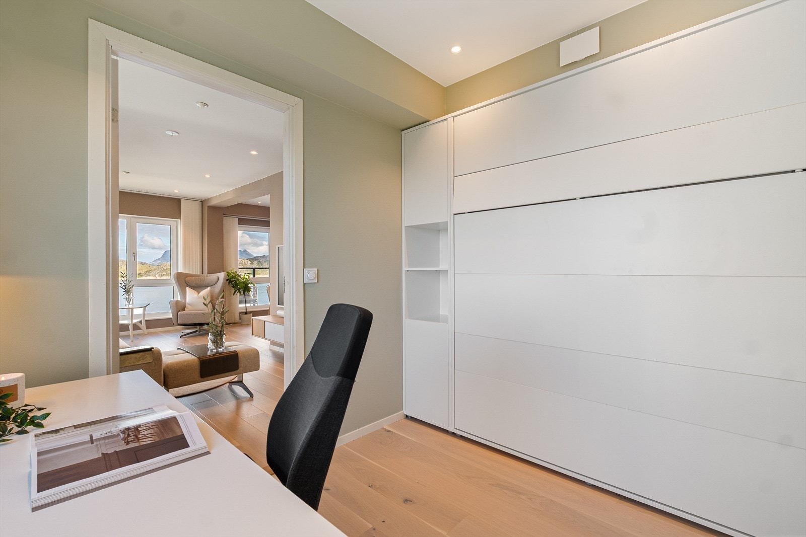 Praktisk skapseng som enkelt trekkes ut når det skal brukes. Like enkelt skjuler du seng når det ikke er i bruk - slik at hver eneste kvadratmeter kan utnyttes til det fulle. Galleribilde