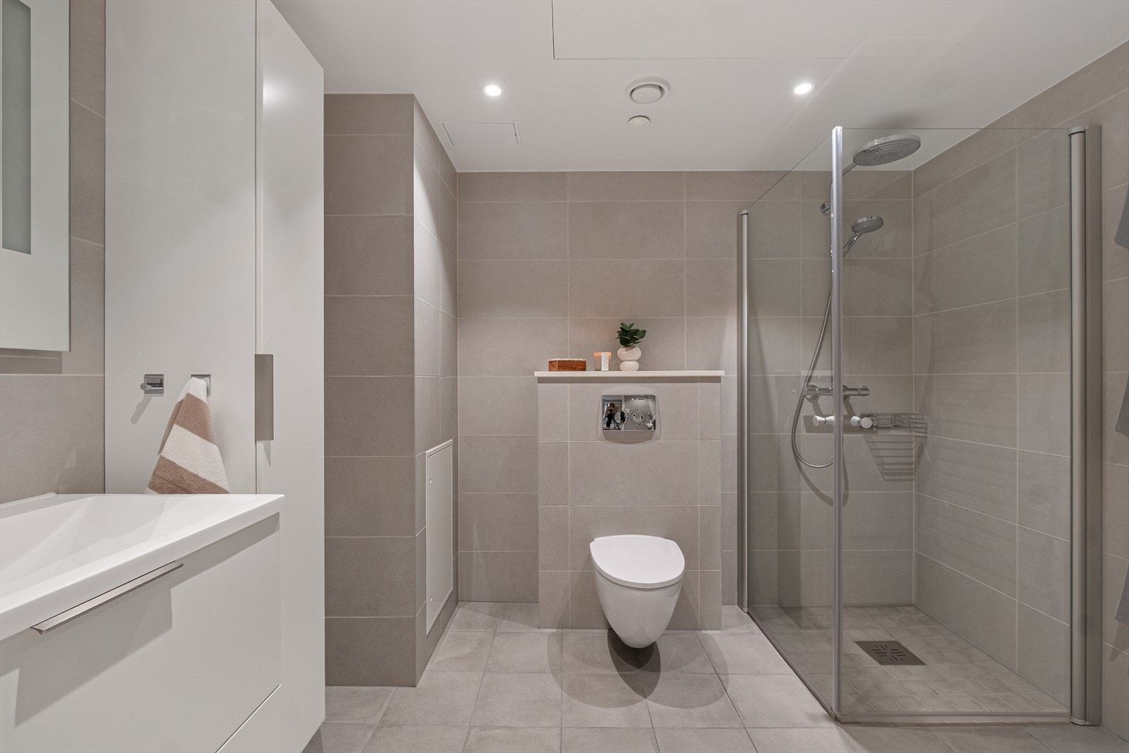 Downlights i himling for en behagelig belysning. Leiligheten har balansert ventilasjon. Galleribilde