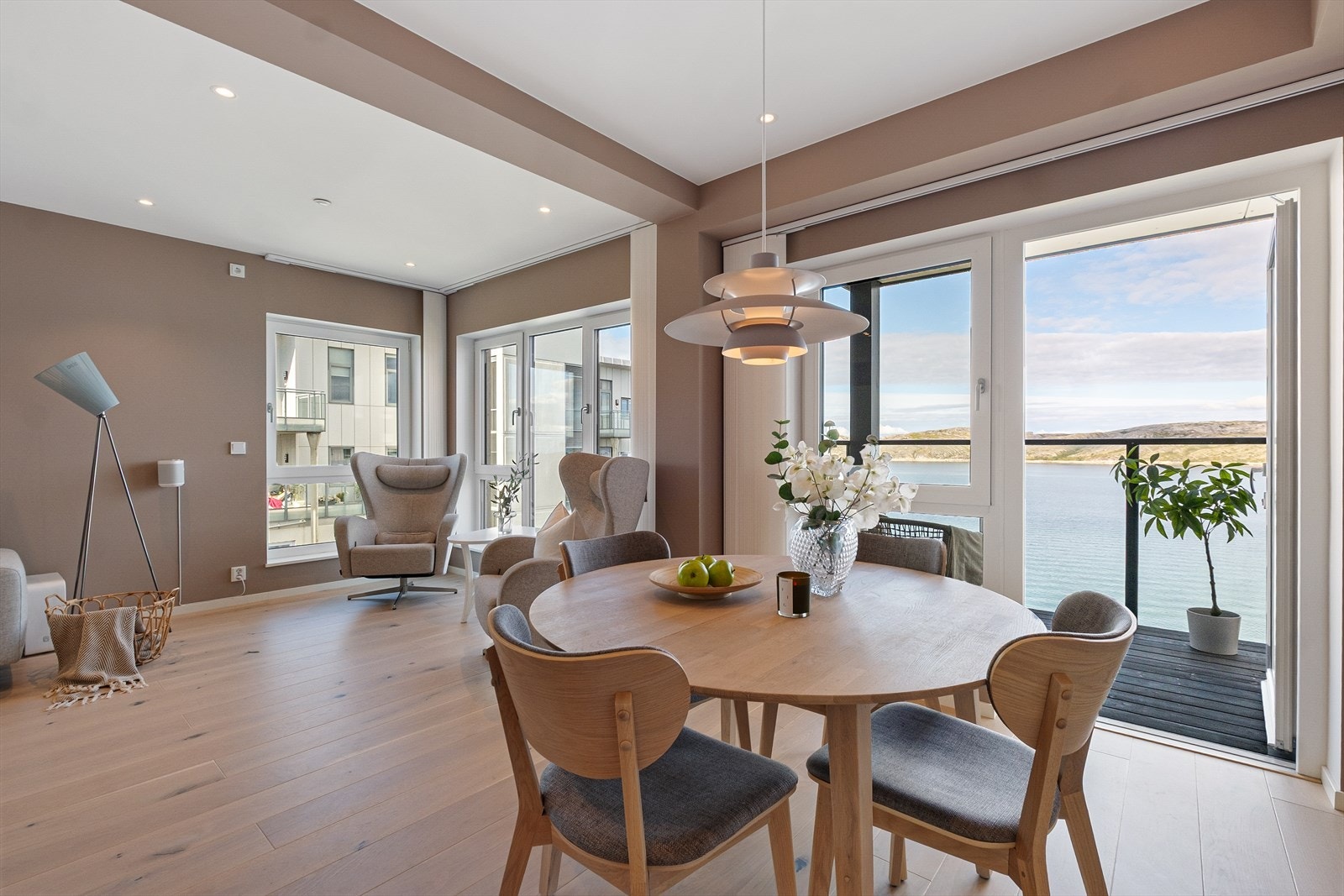 Her er det god plass til spisestue! Utgang til leilighetens en av to balkonger. Galleribilde