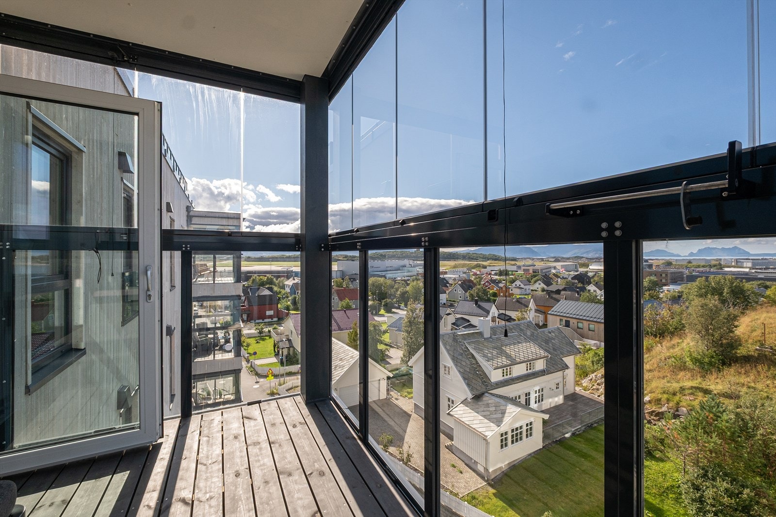 Leiligheten har to balkongen, hvor en er innglasset! Galleribilde