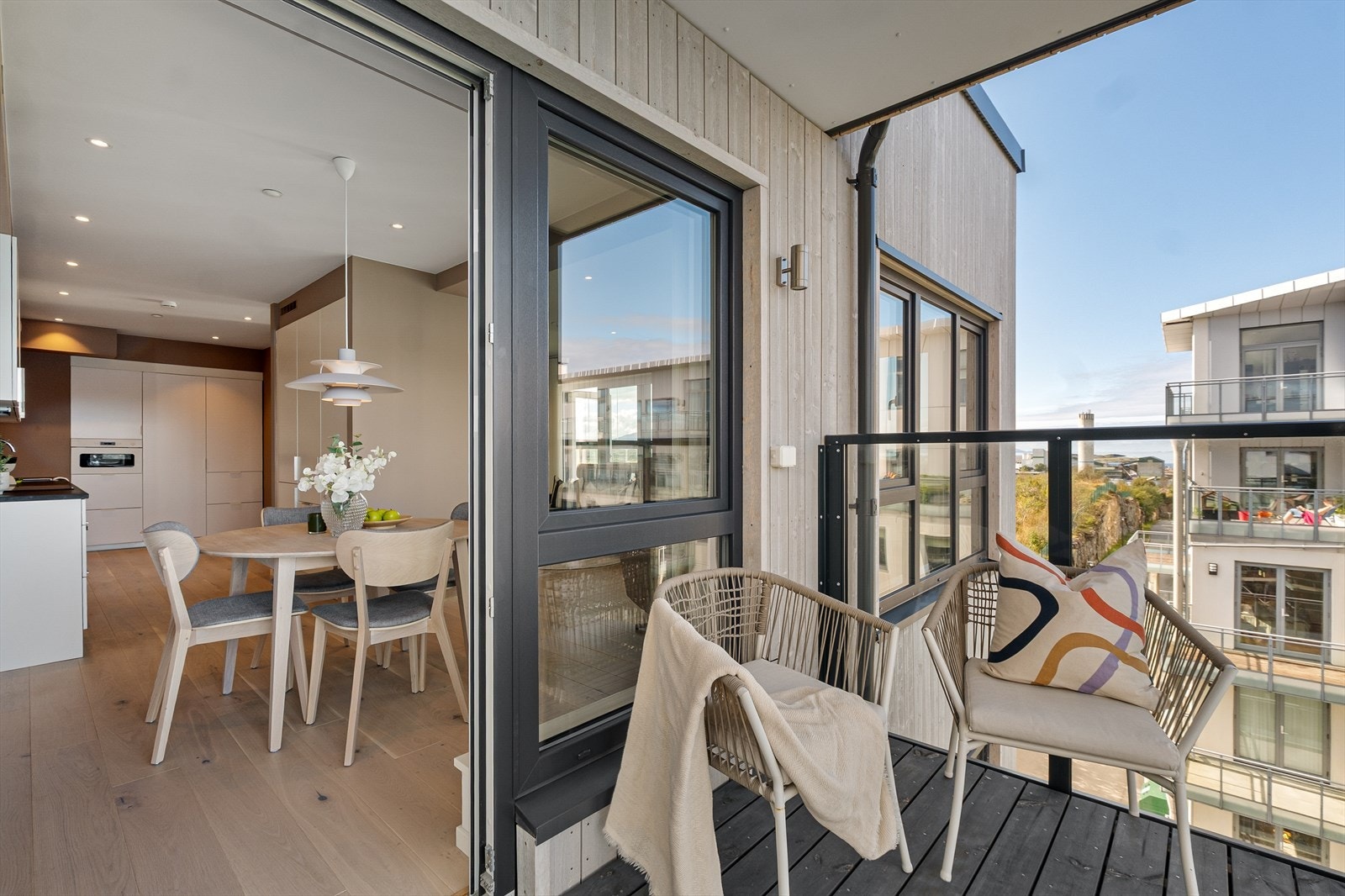 Det er god plass til møblement på balkongen. Galleribilde