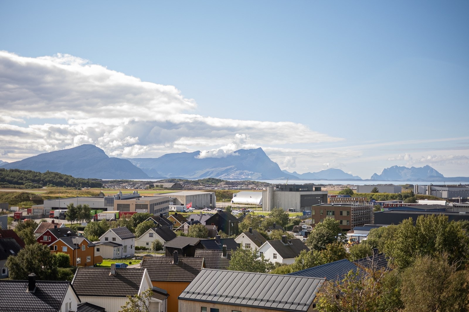 Her kan man også nyte sjøutsikt og utsikt ut over fjellene! Galleribilde