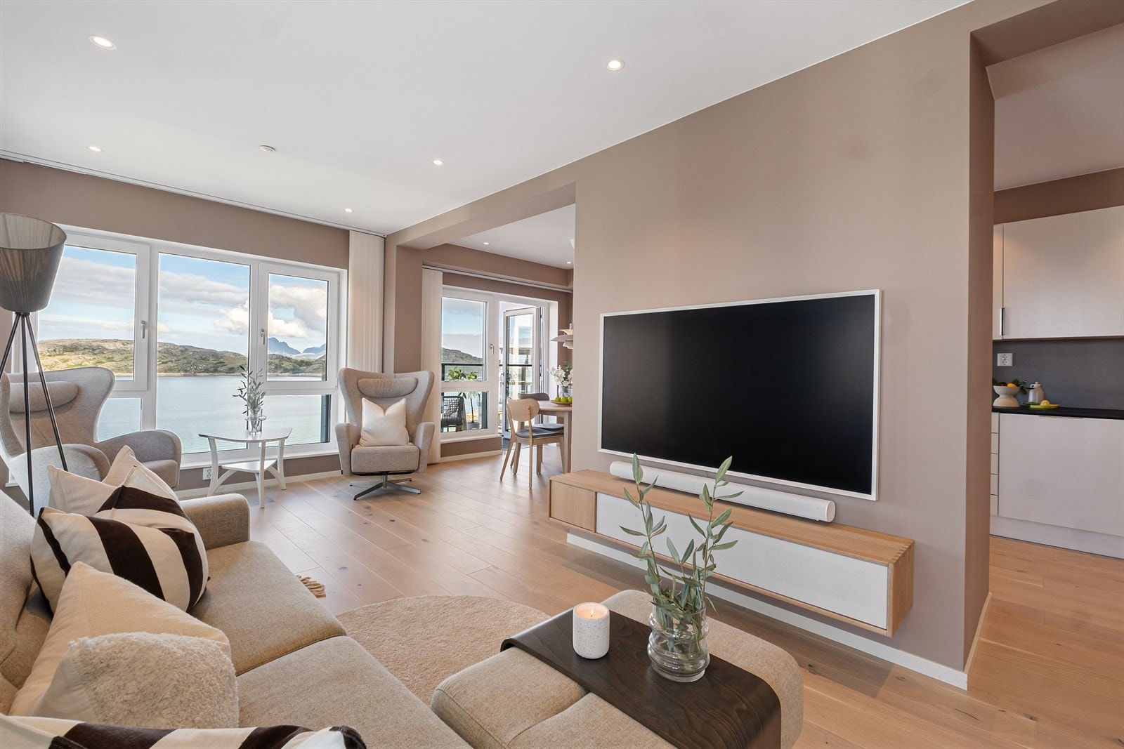 Stuen er lys og romslig med god plass til møblement i flere soner. Store vindusflater med fantastisk utsikt og gode lysforhold! Galleribilde