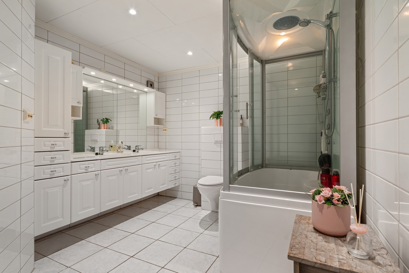 Badet i sokkeletasjen. Galleribilde