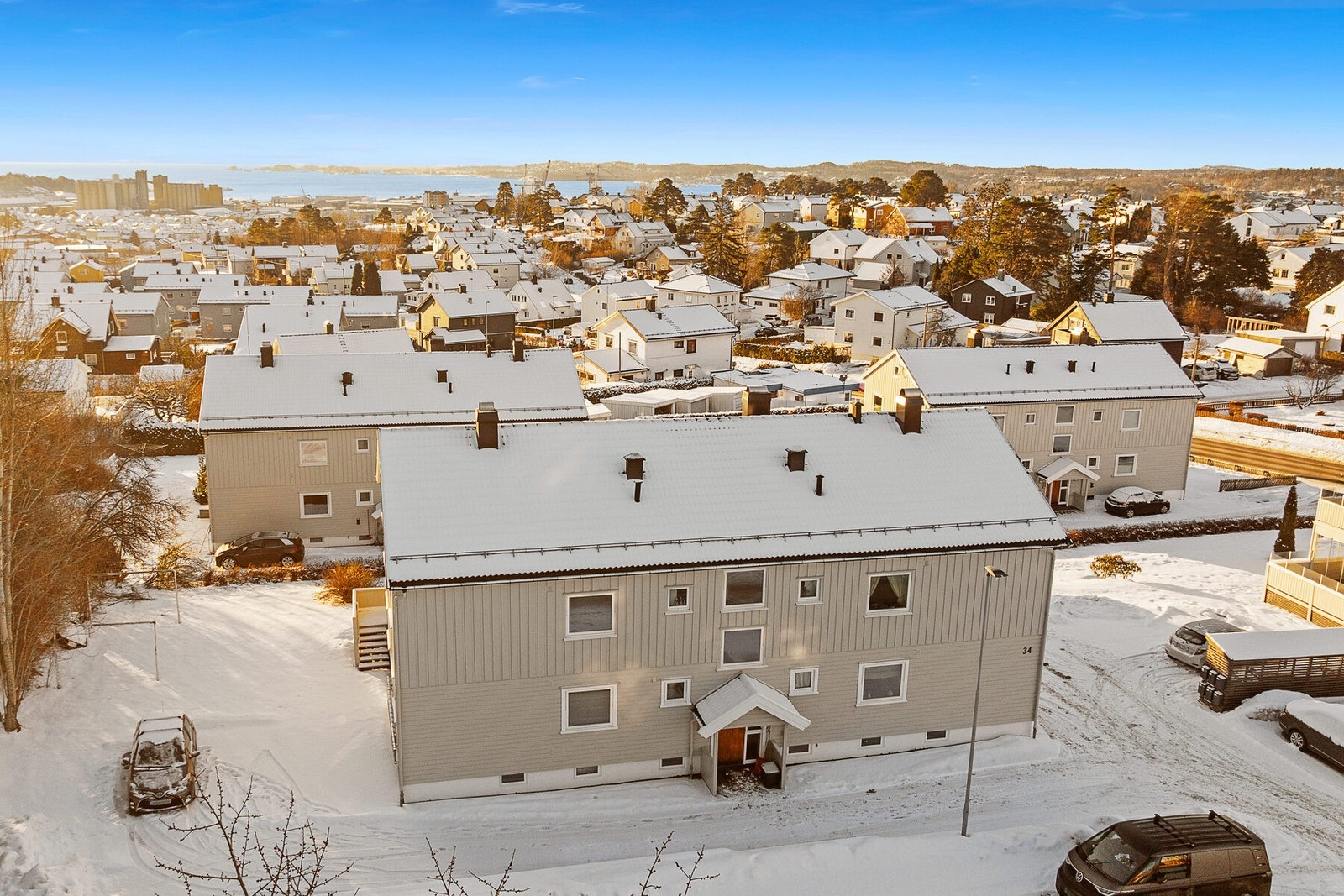Her bor du sentralt, men samtidig fredelig. Byskogen er et fint område, med kort avstand til alt du trenger i hverdagen. Galleribilde