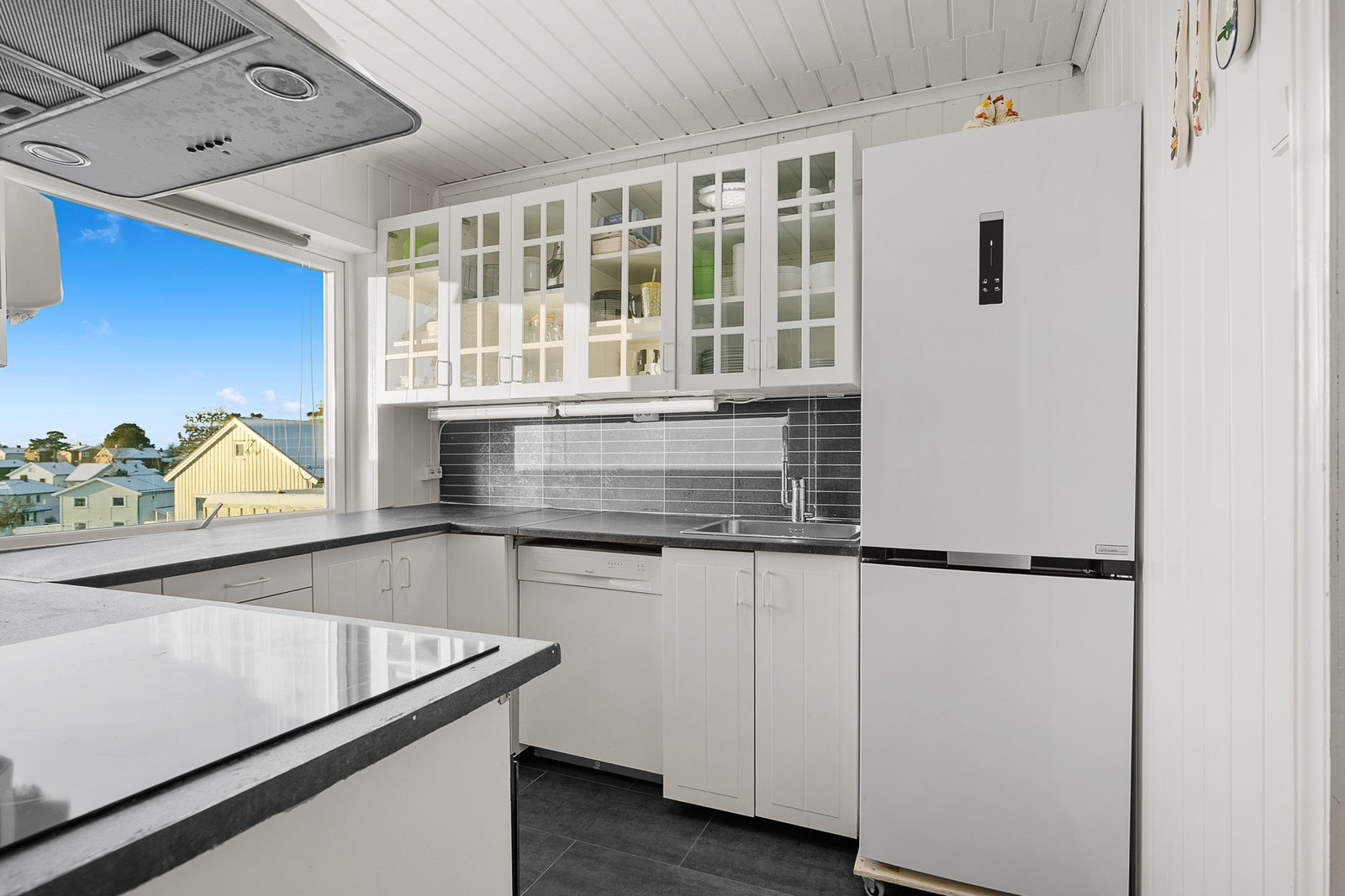 Kjøkkenet ligger i egen sone med adkomst fra stuen. Galleribilde