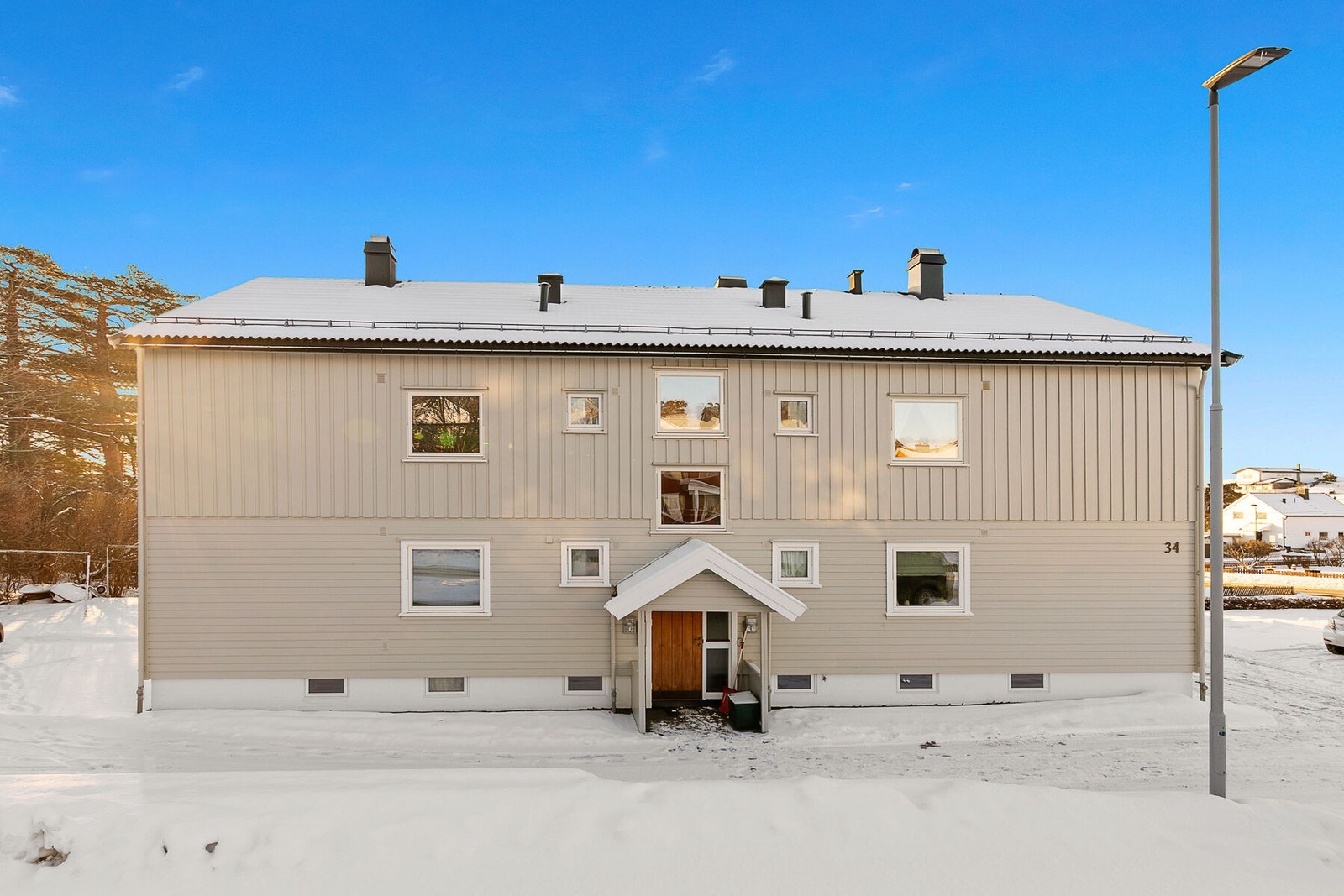 Leiligheten ligger i 2. etasje i en velholdt seksmannsbolig oppført i 1952. Galleribilde