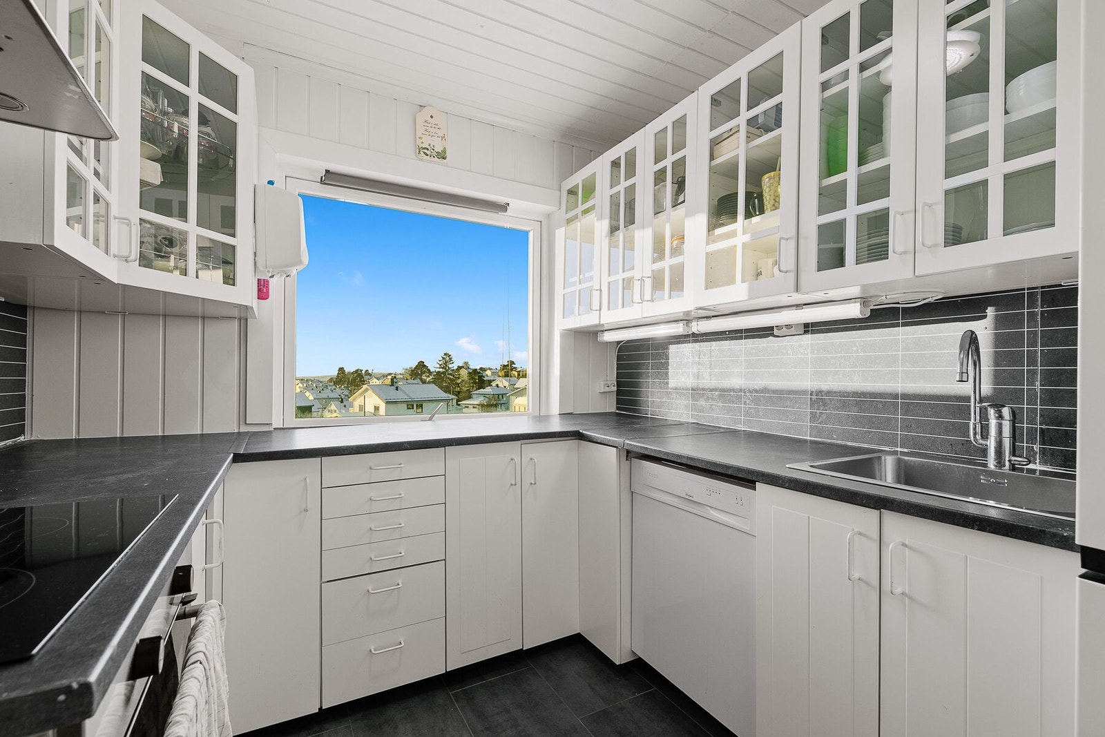 Det er godt med arbeidsflater og oppbevaringsplass. Galleribilde