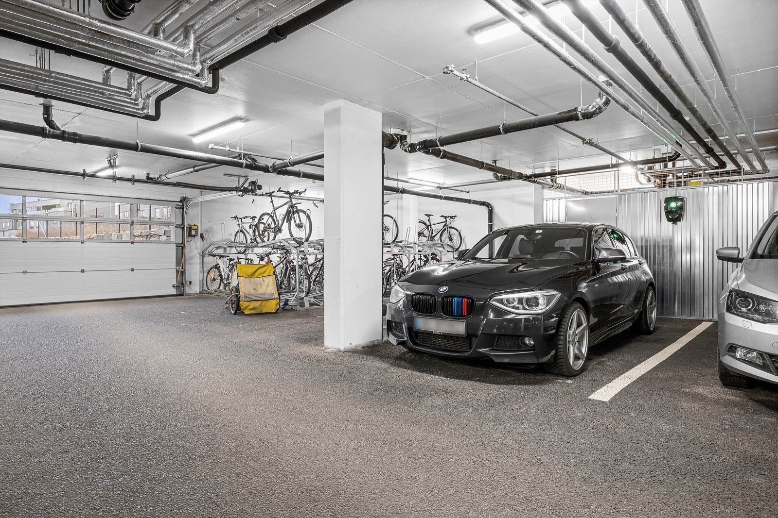 Fast parkeringsplass med tilhørende elbillader og tilgang til felles sykkelparkering Galleribilde