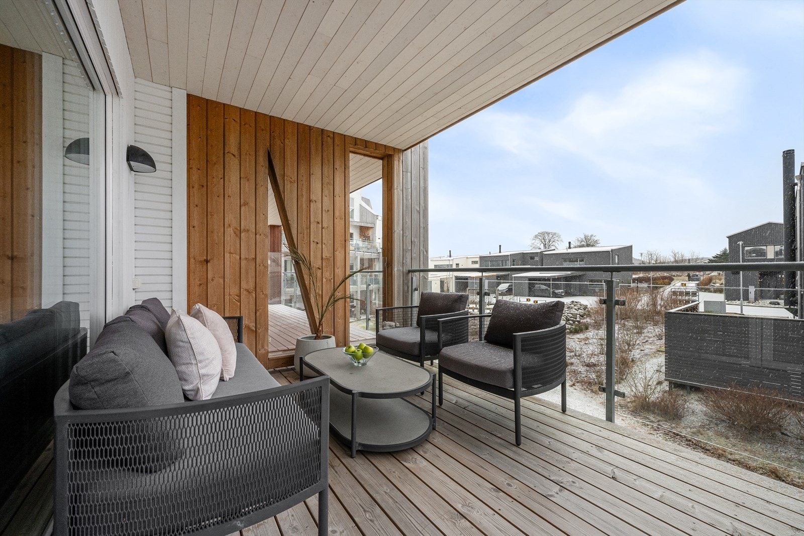 Balkongen er romslig og enkel å møblere etter egne ønsker og behov Galleribilde