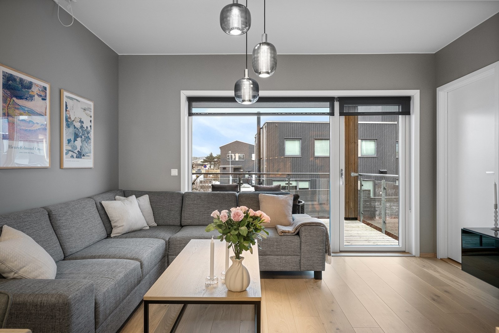 Stuen har store vindusflater som slipper inn rikelig med dagslys og har direkte adkomst til en romslig balkong med overbygg Galleribilde