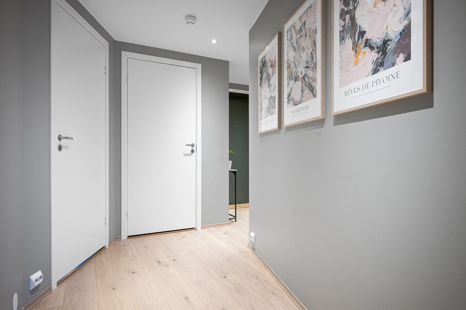 Gangen har spotter i taket som skaper et moderne inntrykk Galleribilde