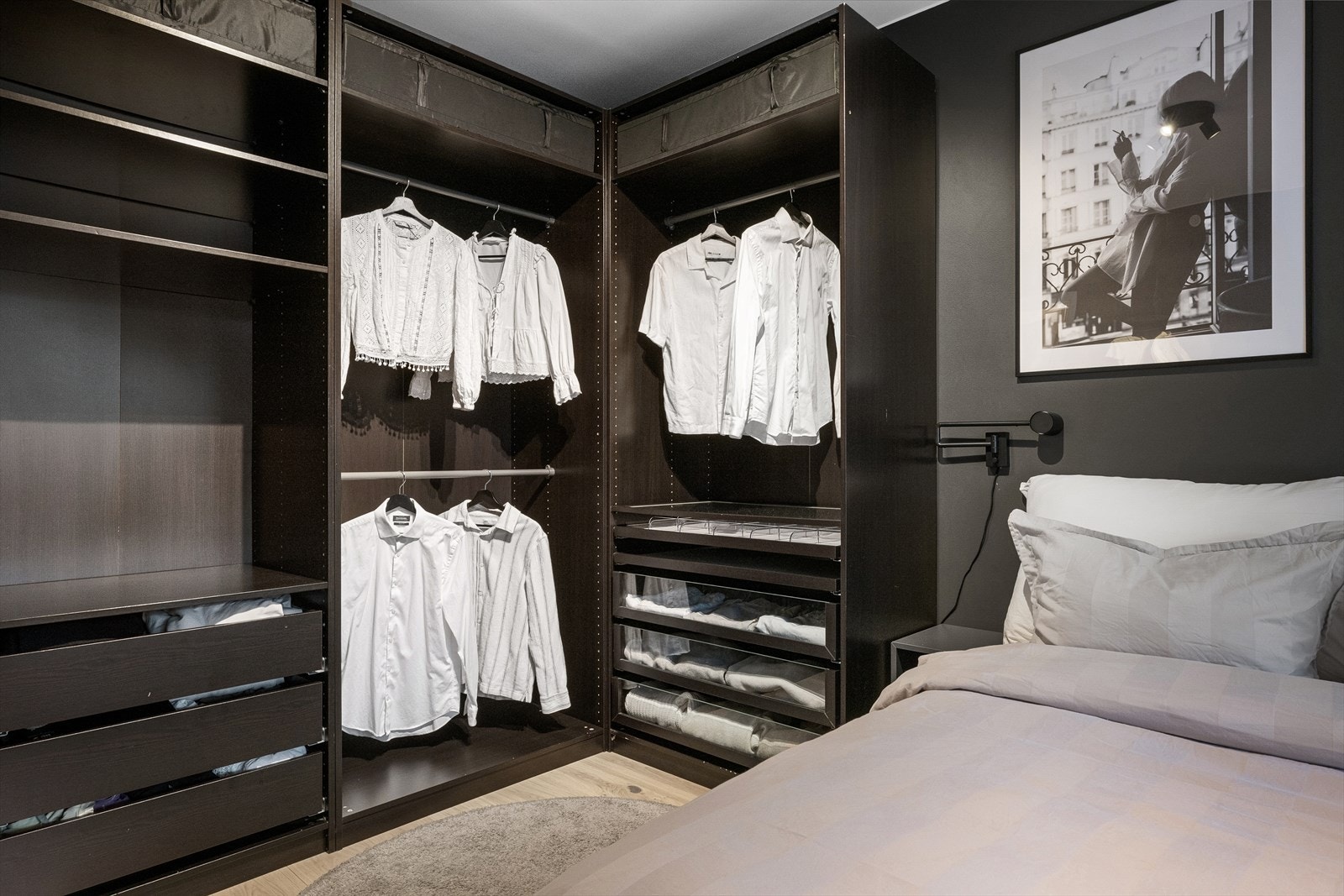 Hovedsoverommet har en moderne og elegant stil med tidsriktige farger på veggene og PAX-garderobesystem som gjør det enkelt å organisere Galleribilde