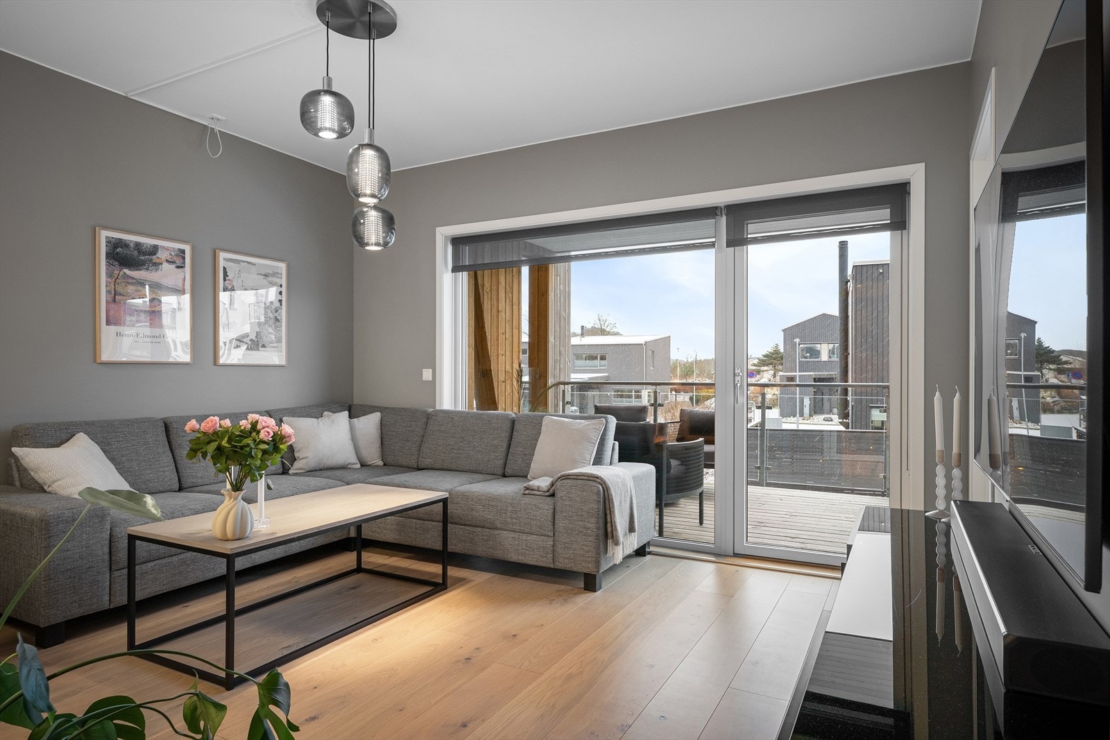 Stue i tidsriktige farger på vegger og ekstra stikkontakter og nettverks-utganger på soverom, stue, gjesterom og gang Galleribilde