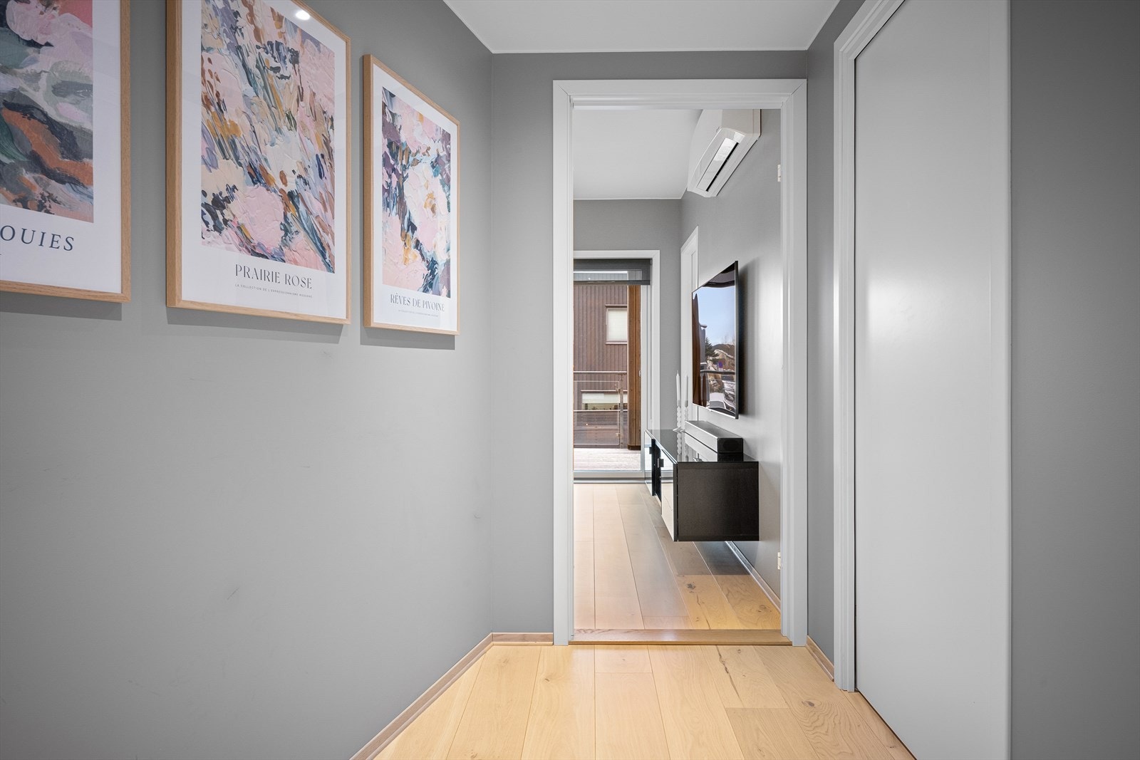 Gang med tidsriktige farger og varmepumpe Galleribilde