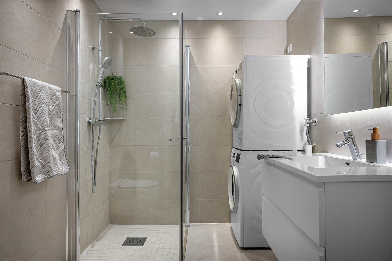 Stilfulle og moderne oppgraderinger på badet utover standard leveranse - Spotter i taket - Moderne fliser på vegg og gulv Galleribilde