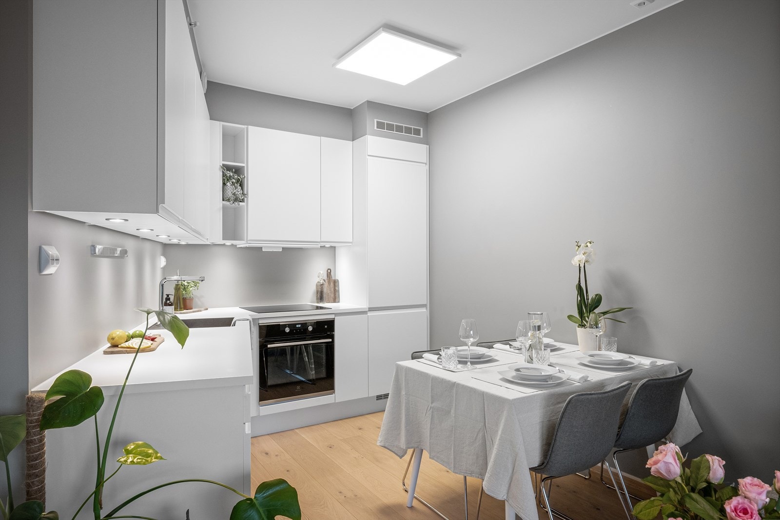 Kjøkkenet er utstyrt med integrerte hvitevarer, inkludert kjøl-/fryseskap, oppvaskmaskin, induksjonstopp, stekeovn samt vannsensor og komfyrvakt for økt sikkerhet Galleribilde