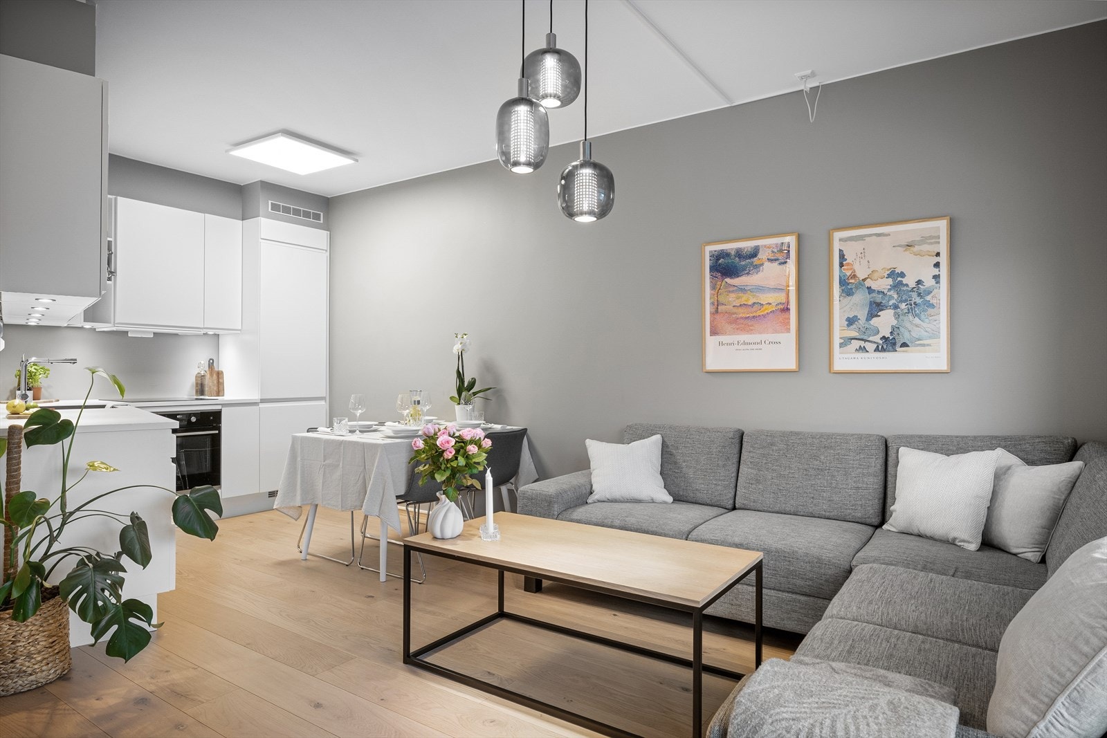 Leiligheten har en stue- og kjøkkenløsning med god plass til et eget spisebord Galleribilde