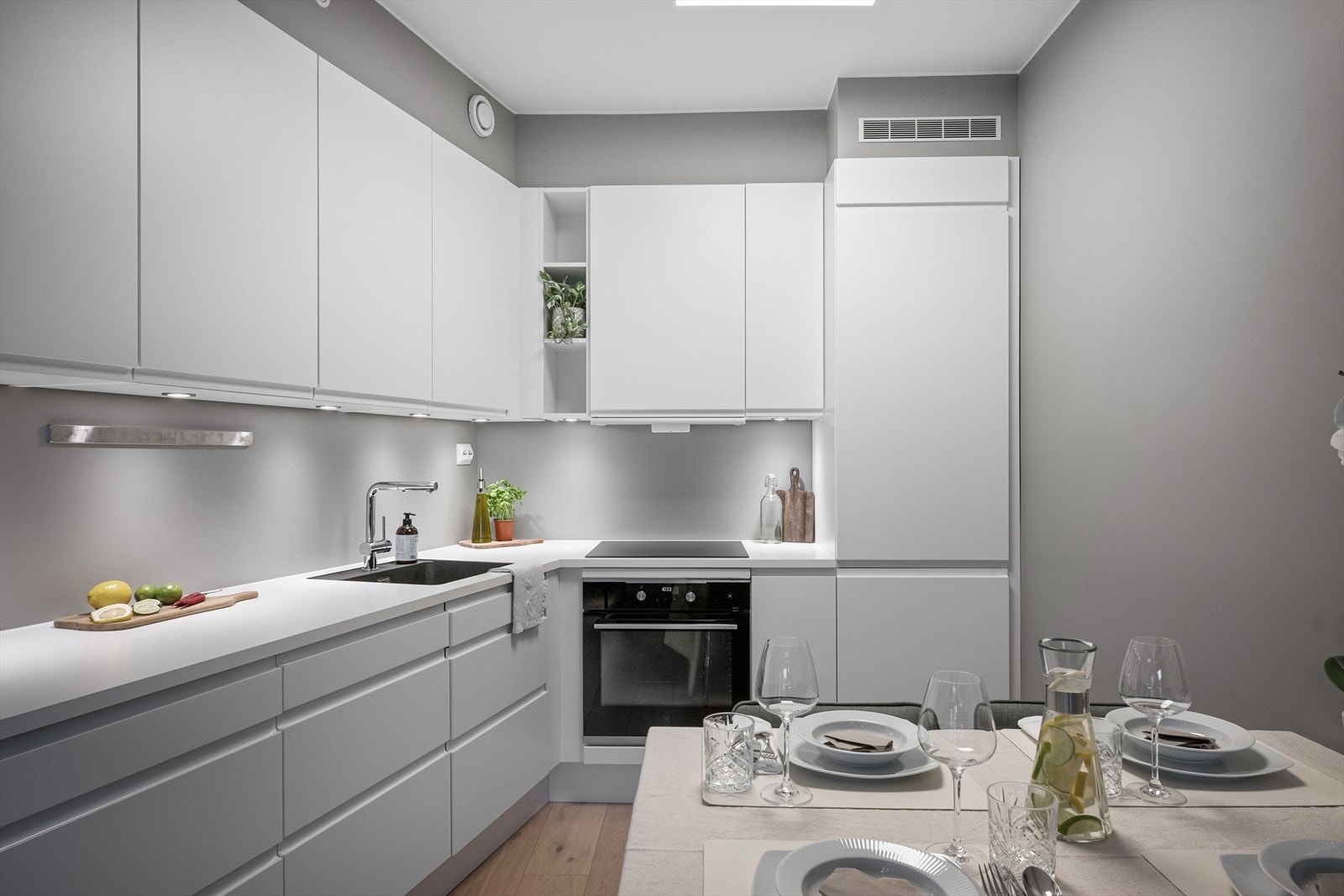 Lekkert tilpasset kjøkken med eksklusive løsninger utover standard leveranse - Blandebatteri med uttrekk på kjøkken - Større vaskekum - Spotter under skap på kjøkken Galleribilde