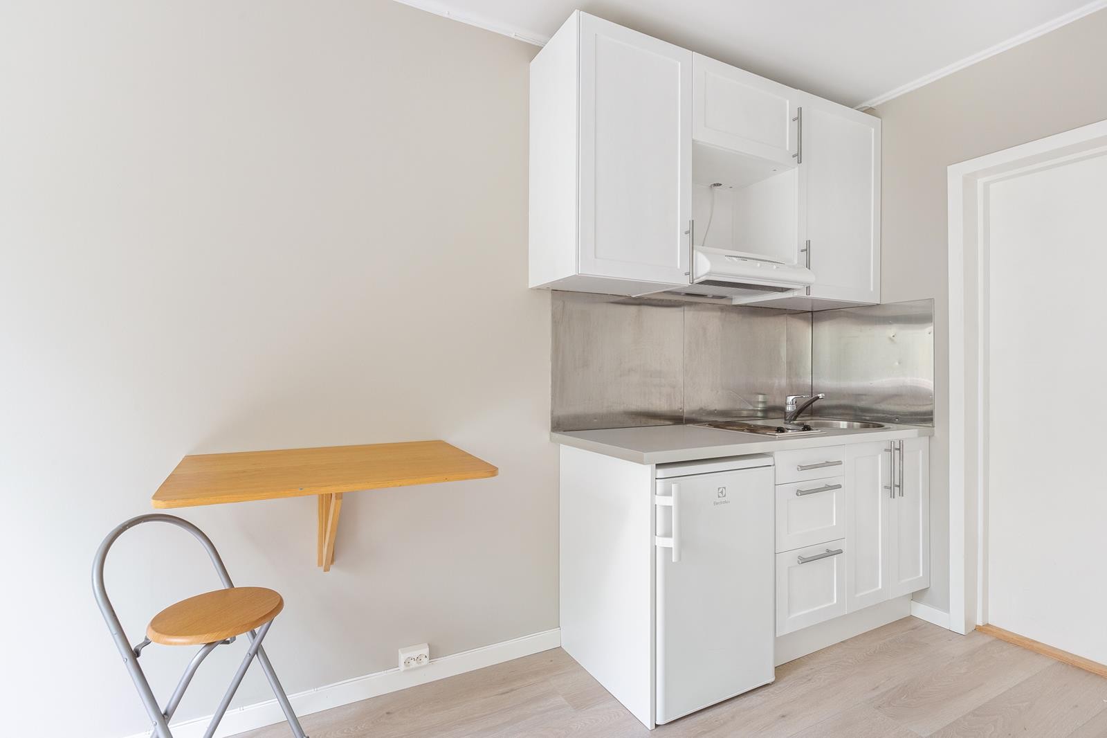 Hybelkjøkken med koketopp samt kjøl-/fryseskap Galleribilde