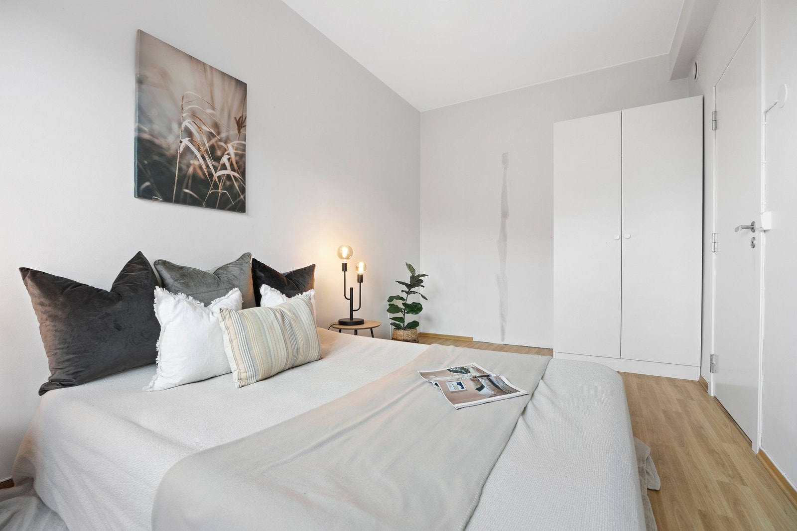 Hovedsoverommet har garderobeskap som medfølger. Galleribilde