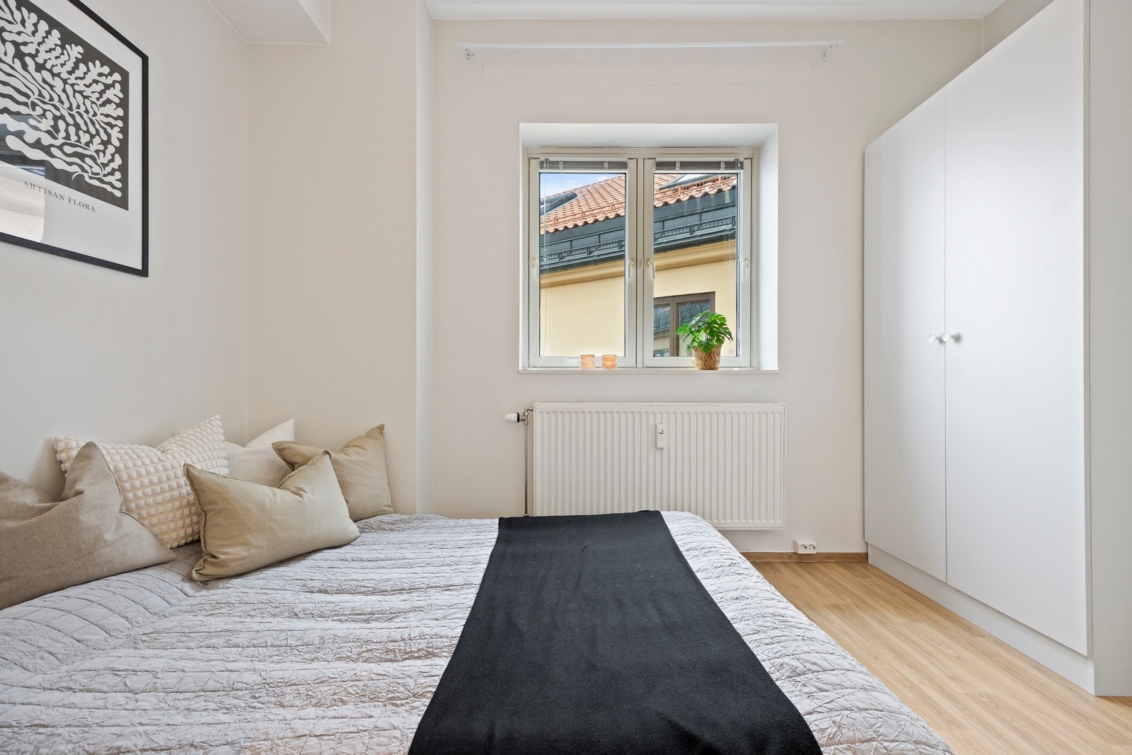 Soverom 2 ligger vendt mot bakgården og passer godt som kontor, barnerom eller gjesterom. Man kan også leie ut rommet. Galleribilde