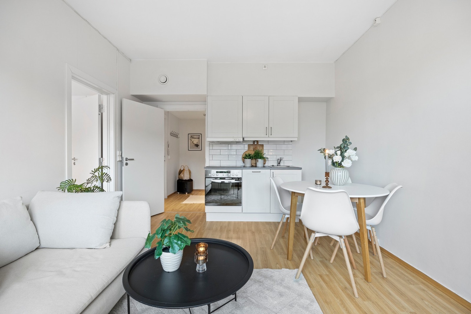 Leiligheten er oppvarmet via radiatorer (jordvarme). Varme og varmtvann er inkl. i fellesutgiftene. Det er også balansert ventilasjon. Galleribilde