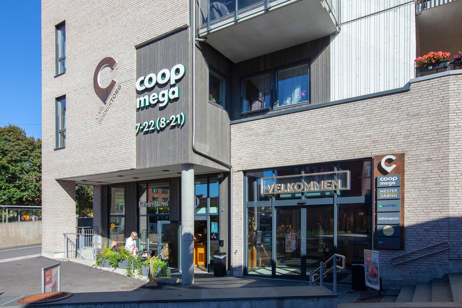 Carl Berner Torg med butikker ligger like nede i veien. Galleribilde