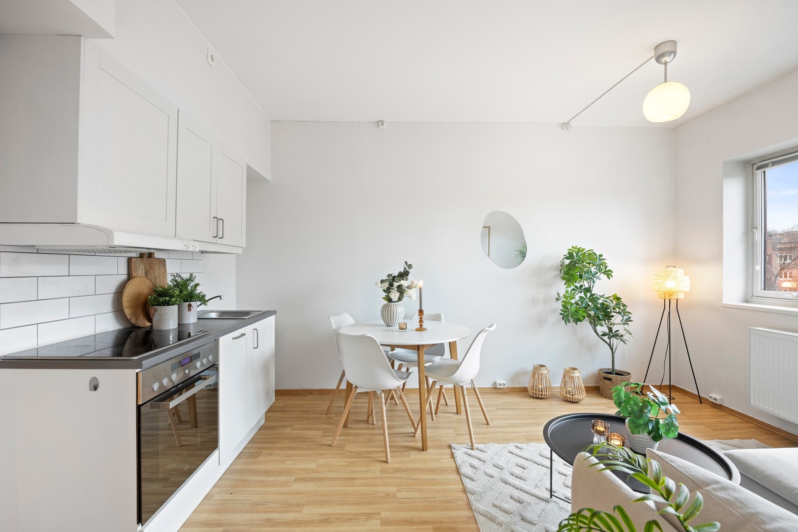 Lys og pen stue med malte tak- og veggflater og god takhøyde. Galleribilde