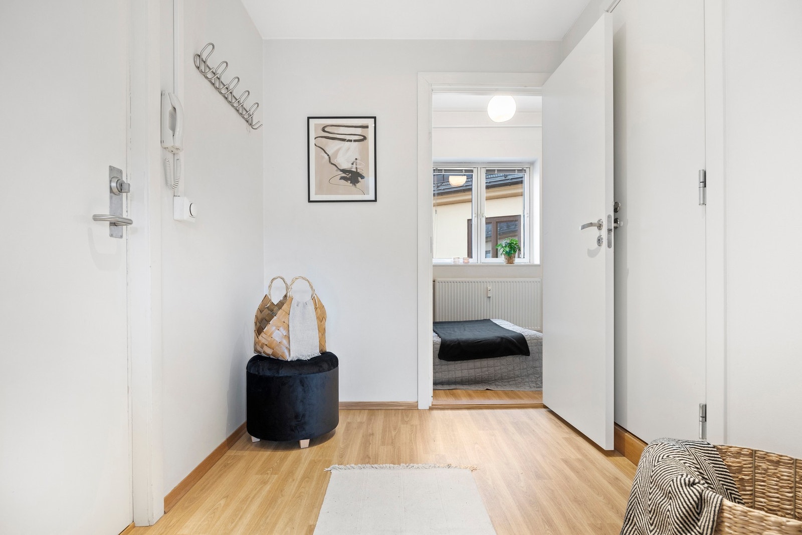 Leilighetens entré mot soverom 2 og baderommet. Galleribilde