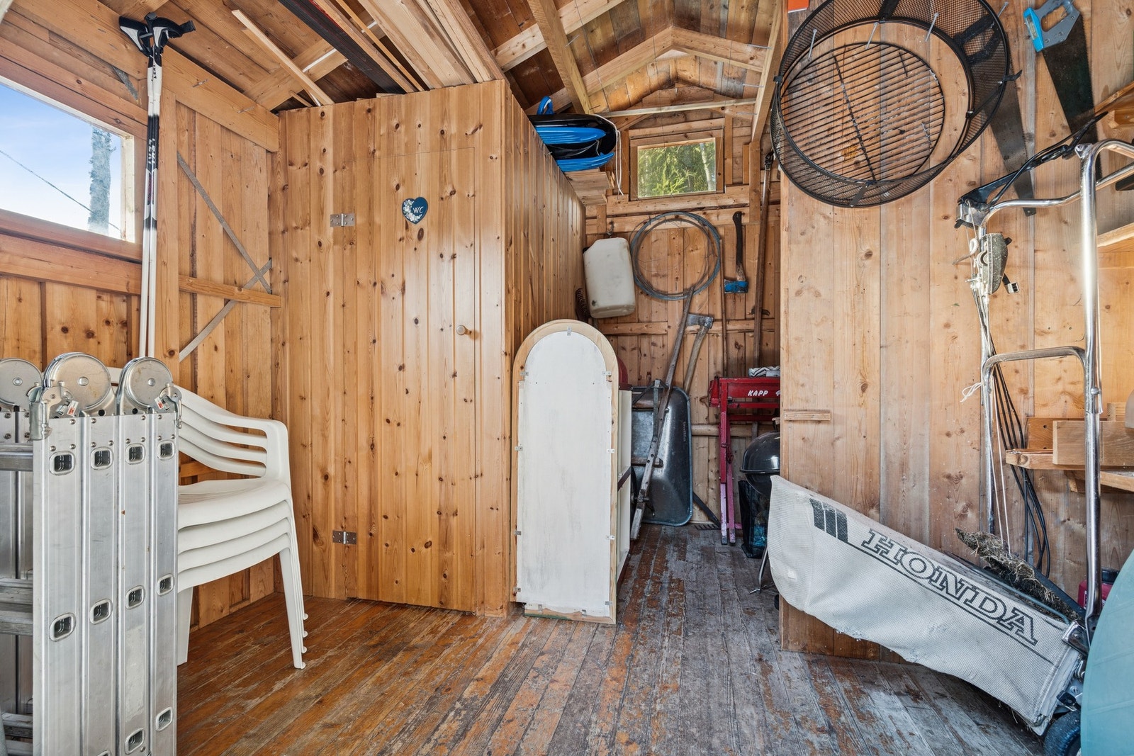 Eksternt uthus med oppbevaring og utedo. Galleribilde