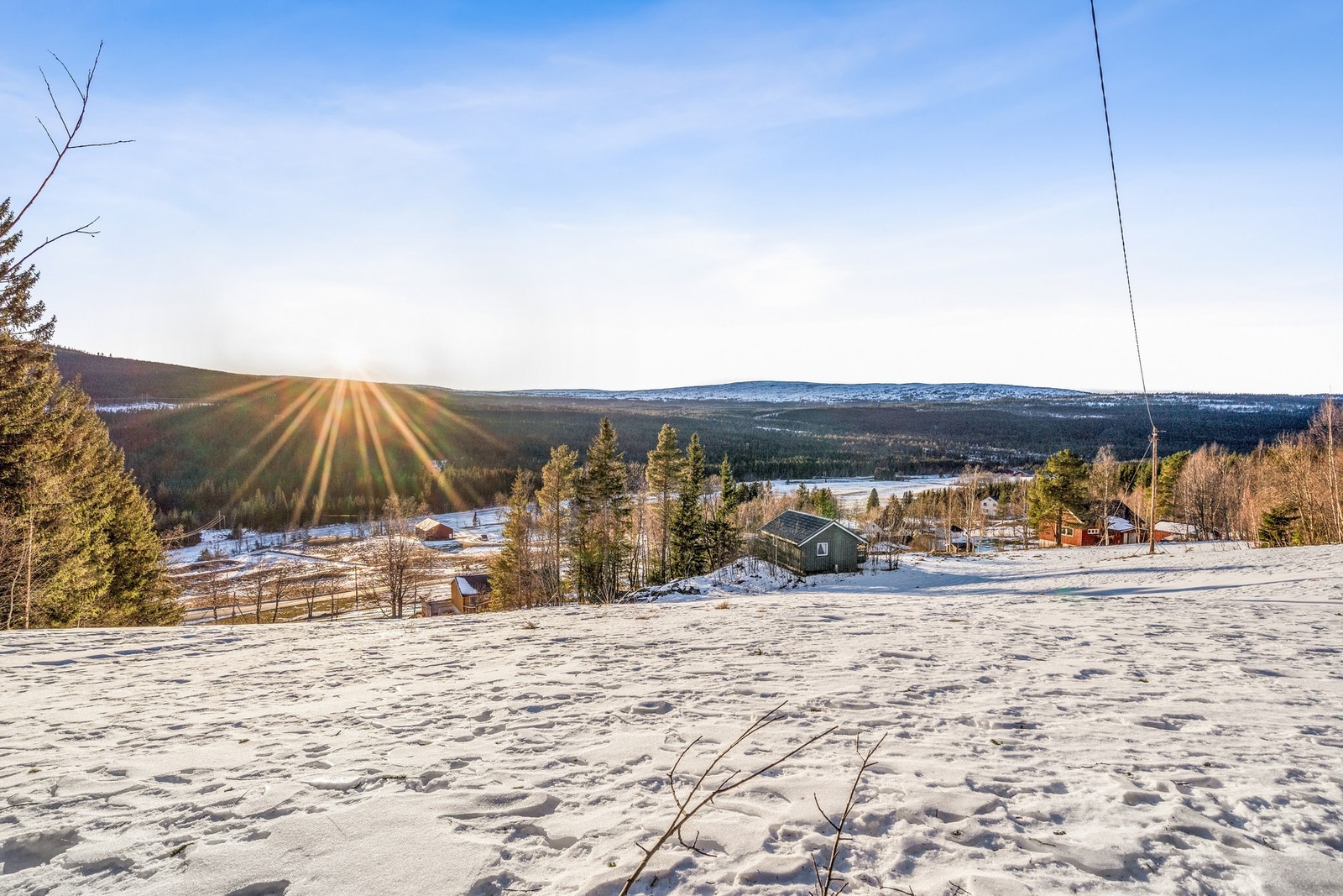 Den ligger på en solrik tomt på 492 m² på en høyde med utsikt. Galleribilde
