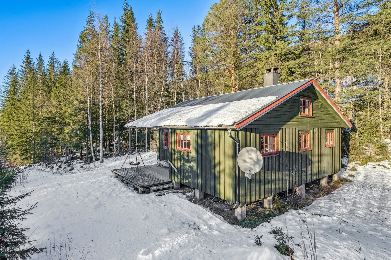 Hytta ligger skjermet og fint til i naturskjønne Græsli i Tydal, med et bruksareal på 58 m², to soverom og en stor hems. Galleribilde