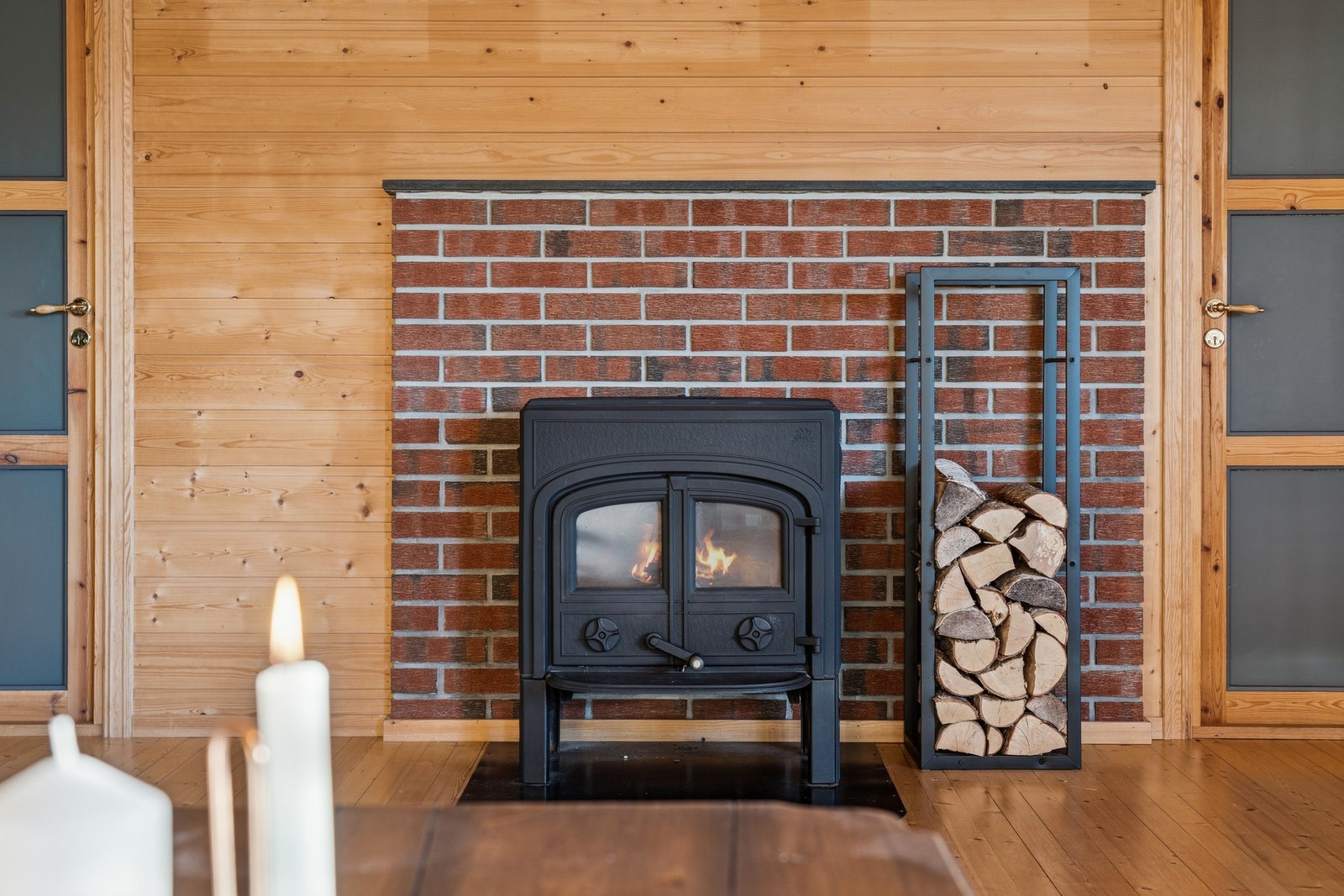 Til oppvarming er det elektrisitet og vedovn. Galleribilde