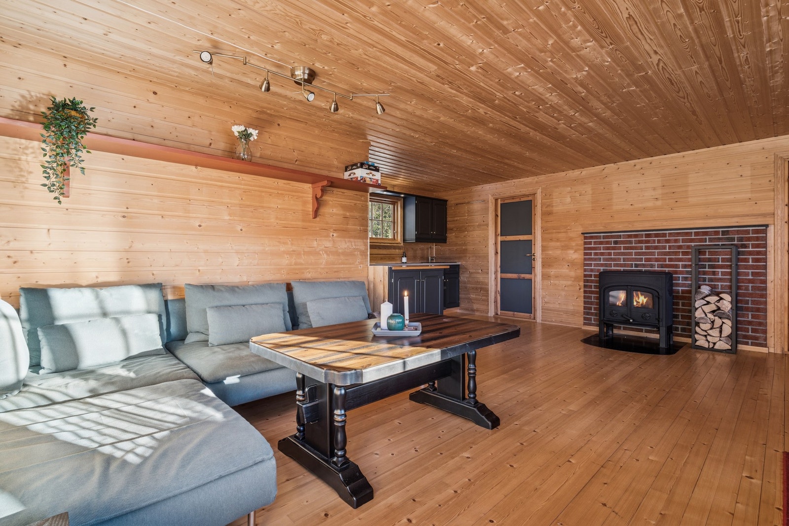 Stue og kjøkken er på 33,7 kvm. Galleribilde