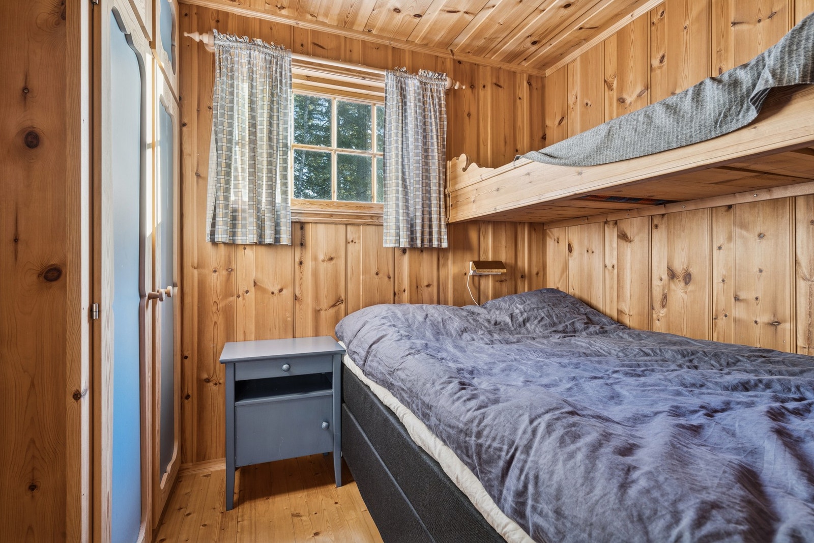 Hytten har 2 soverom + hems, totalt 7 sengeplasser. Galleribilde