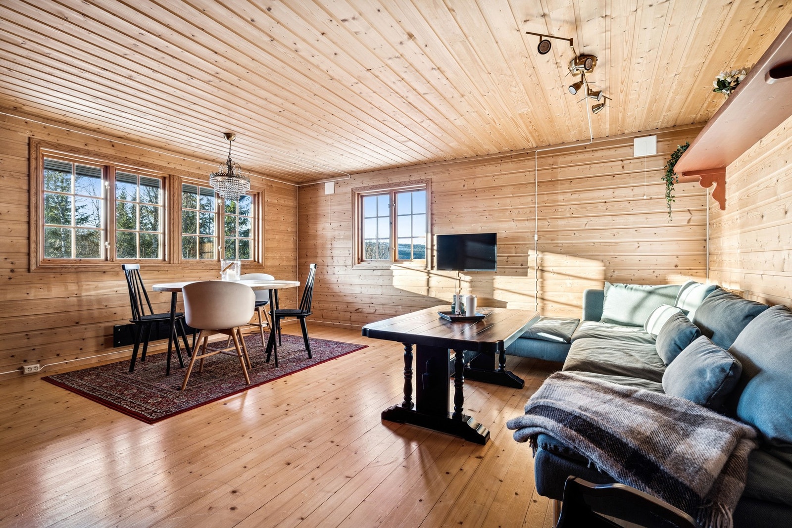 Stuen har heltre gulv av furu. Vegger og himling belagt med trepanel. Galleribilde