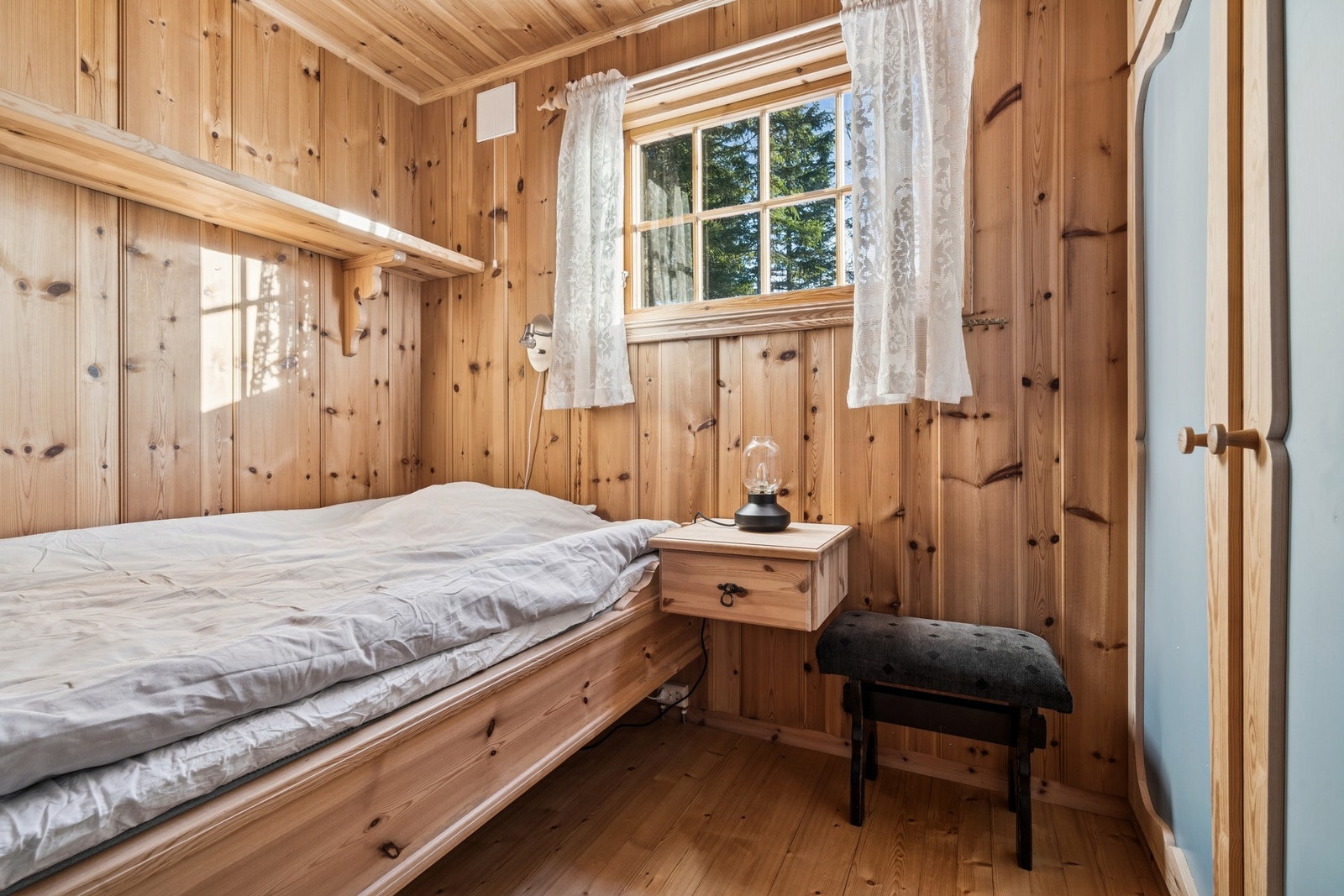 Soverom med plassbygd seng og garderobeskap. Galleribilde